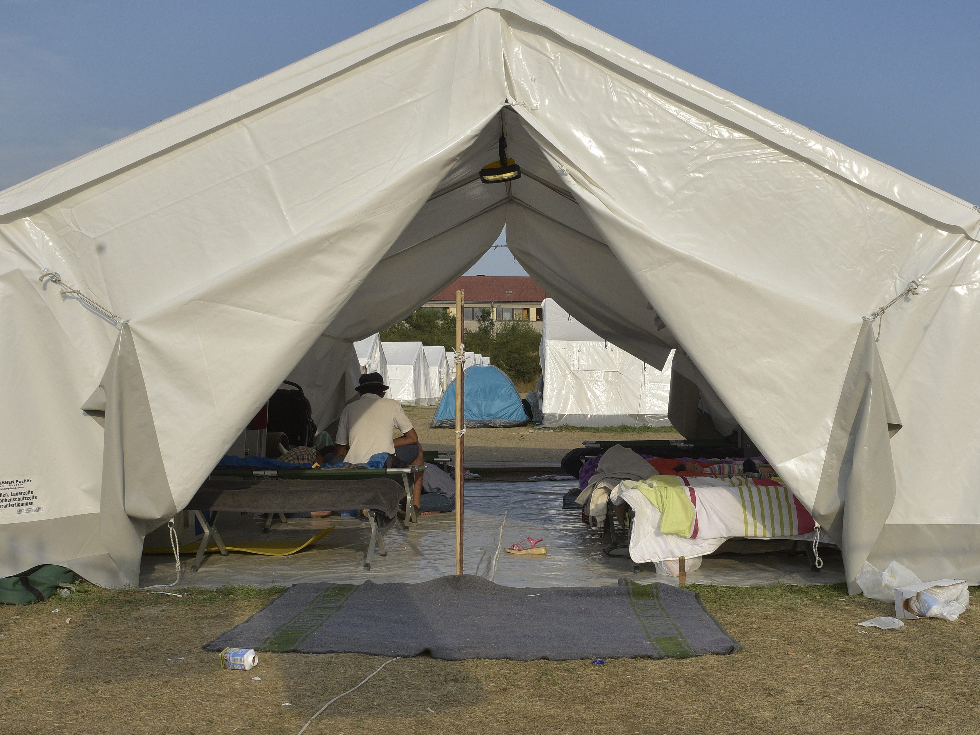 Nicht alle Bundesländer sind mit dem Aufstellen von Zelten für Flüchtlnge zufrieden.