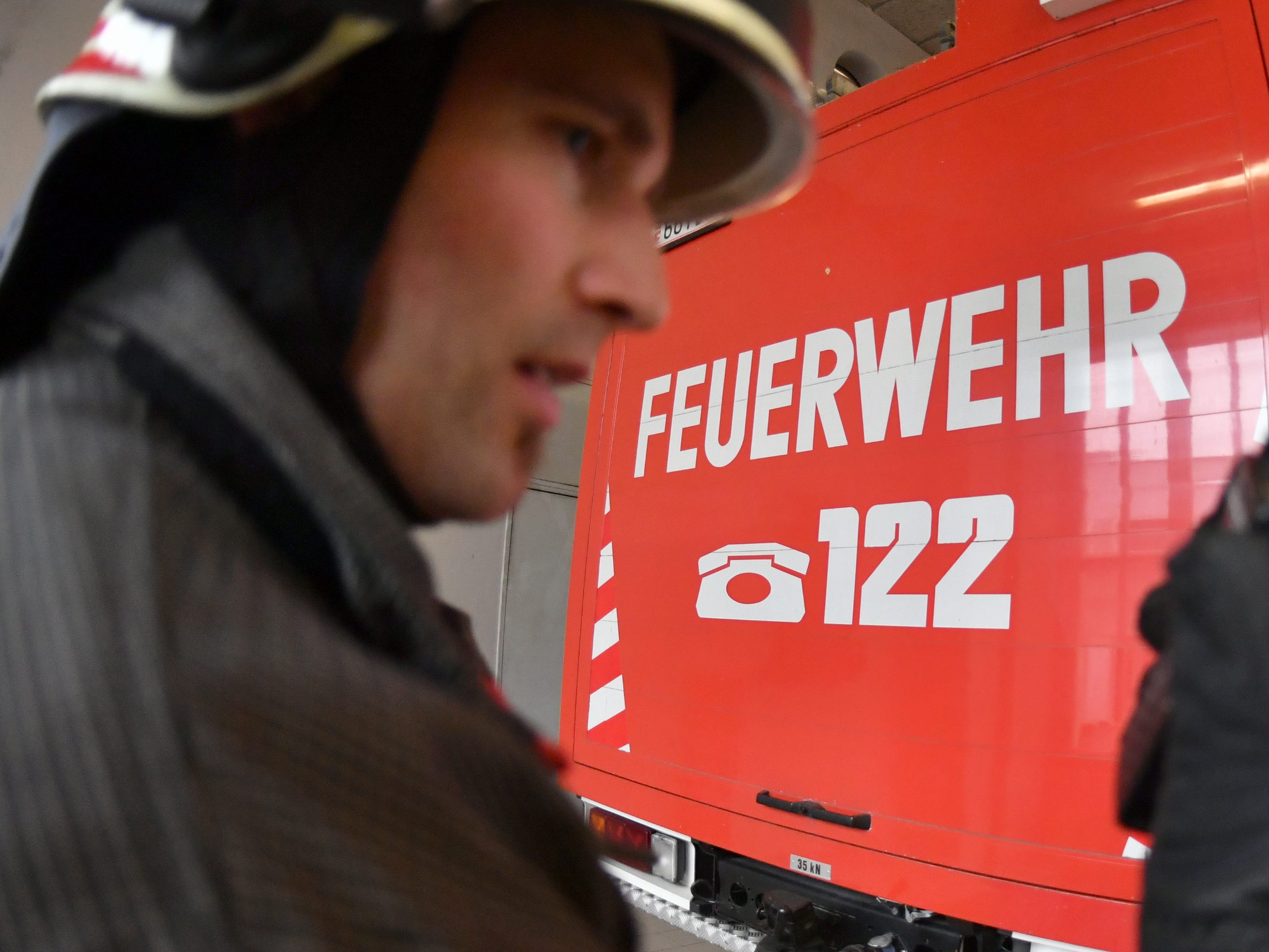 Feuerwehr löscht Brand an Bahngarnitur in Niederösterreich. Feuerwehr löscht Brand an Bahngarnitur in Niederösterreich.