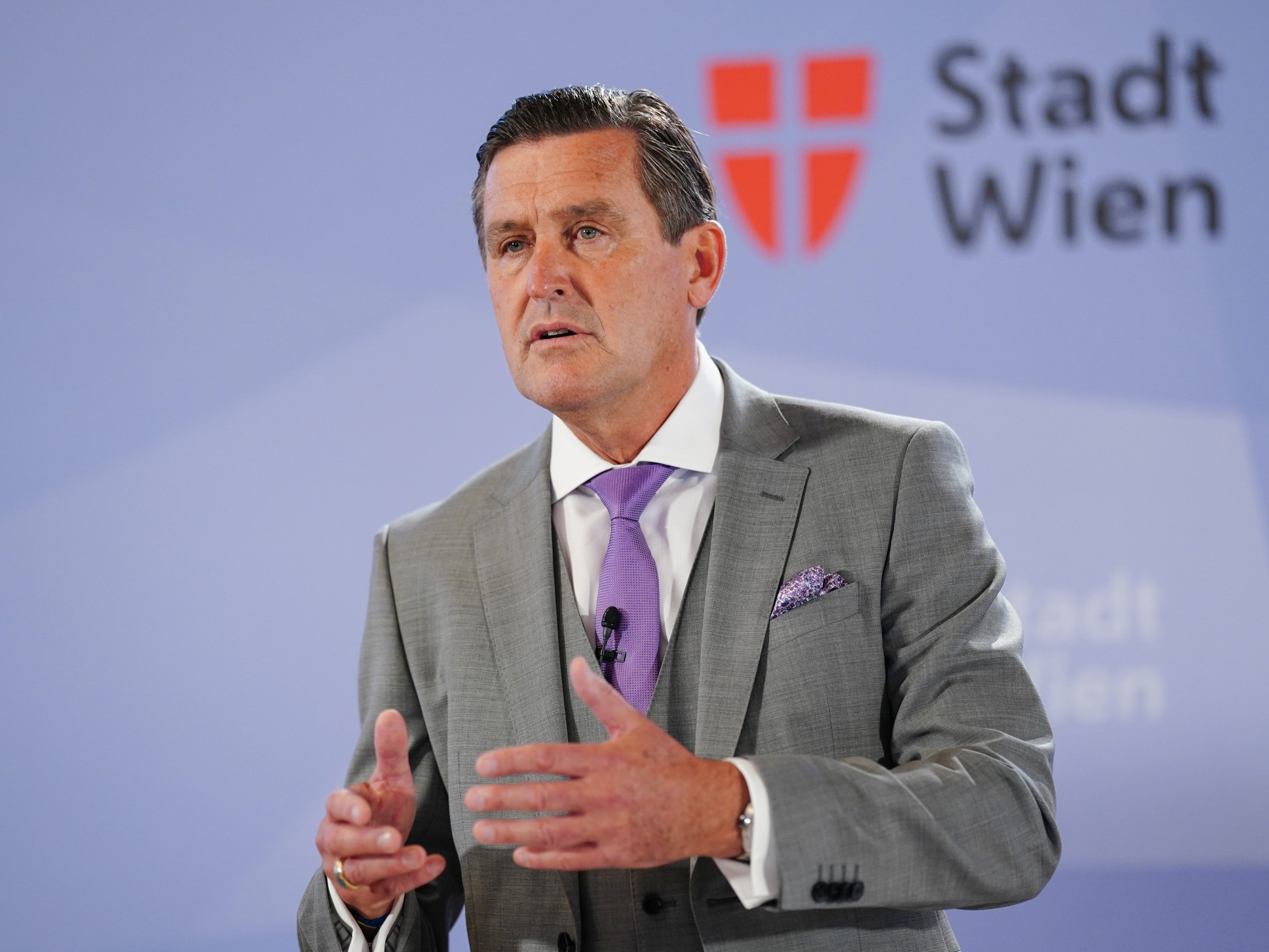 Der Wiener Finanzstadtrat Peter Hanke (SPÖ) und Wirtschaftsvertreter fordern von der Regierung ein Energie-Maßnahmenpaket. Der Wiener Finanzstadtrat Peter Hanke (SPÖ) und Wirtschaftsvertreter fordern von der Regierung ein Energie-Maßnahmenpaket.