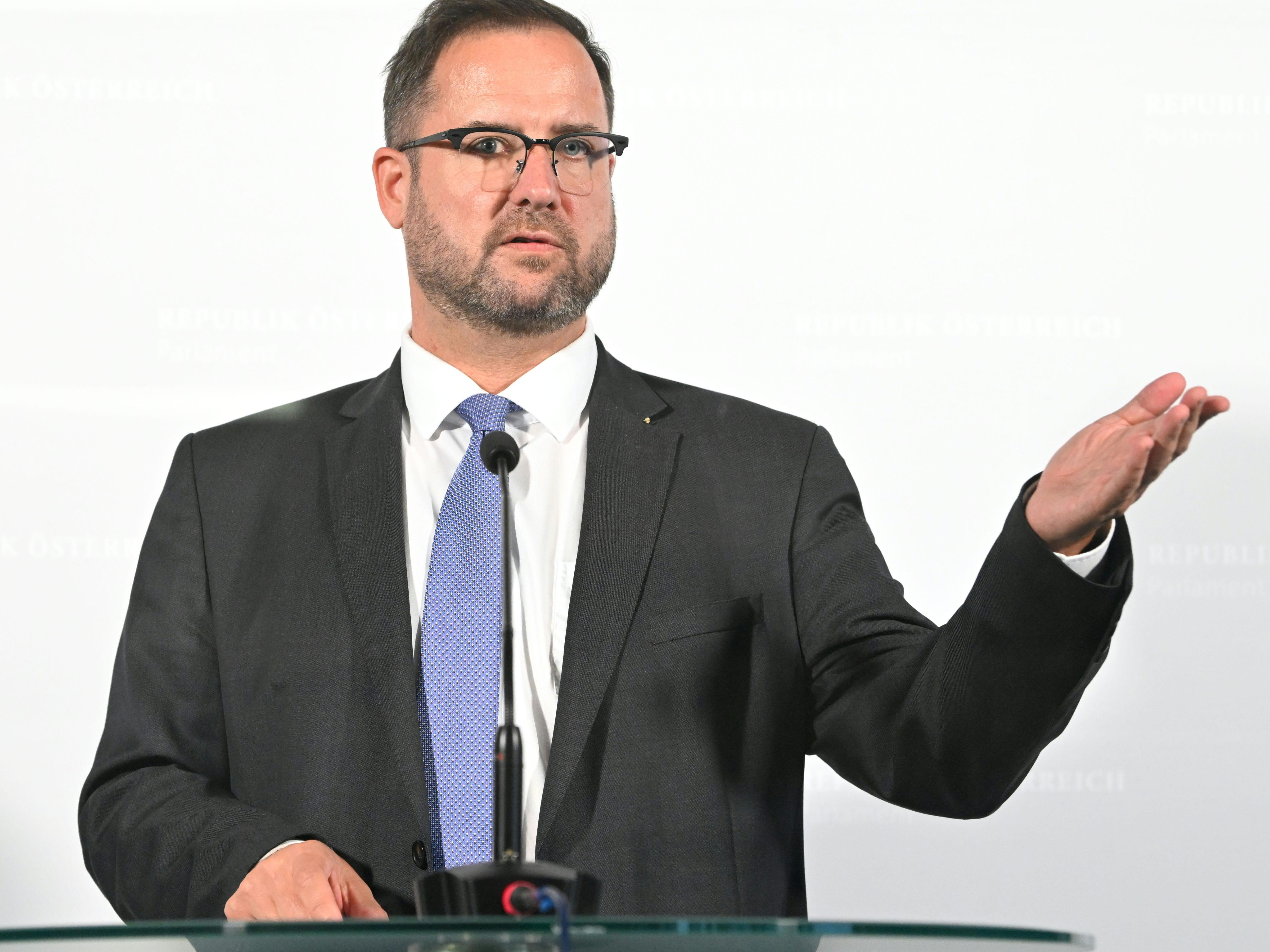 Christian Hafenecker habe den Eindruck, dass ich die NEOS "der ÖVP andienen".