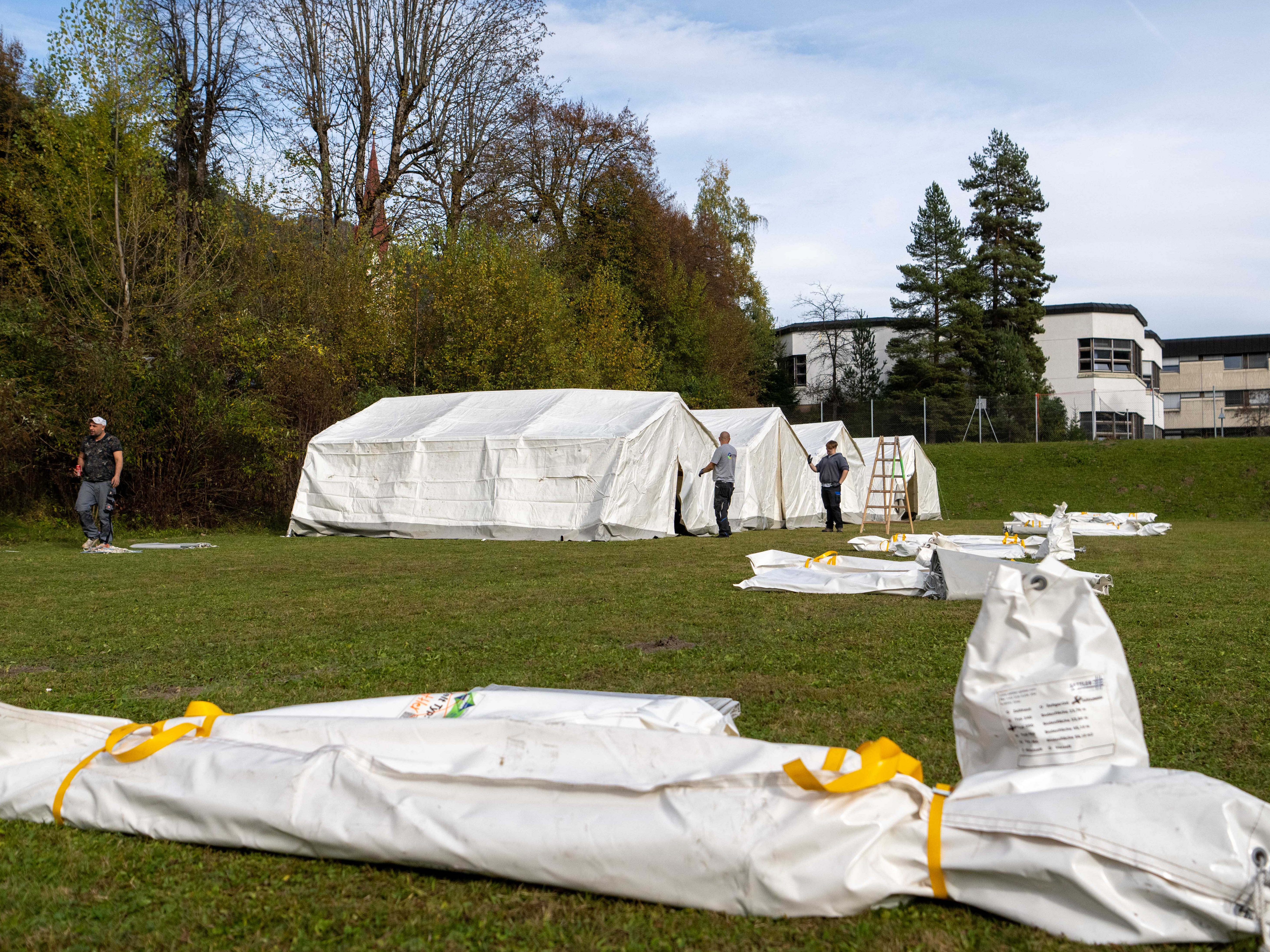 Migrationsforscher in Österreich kritisieren in einem Offenen Brief die "beschämenden" Zelt-Quartiere für Geflüchtete. Migrationsforscher in Österreich kritisieren in einem Offenen Brief die "beschämenden" Zelt-Quartiere für Geflüchtete.