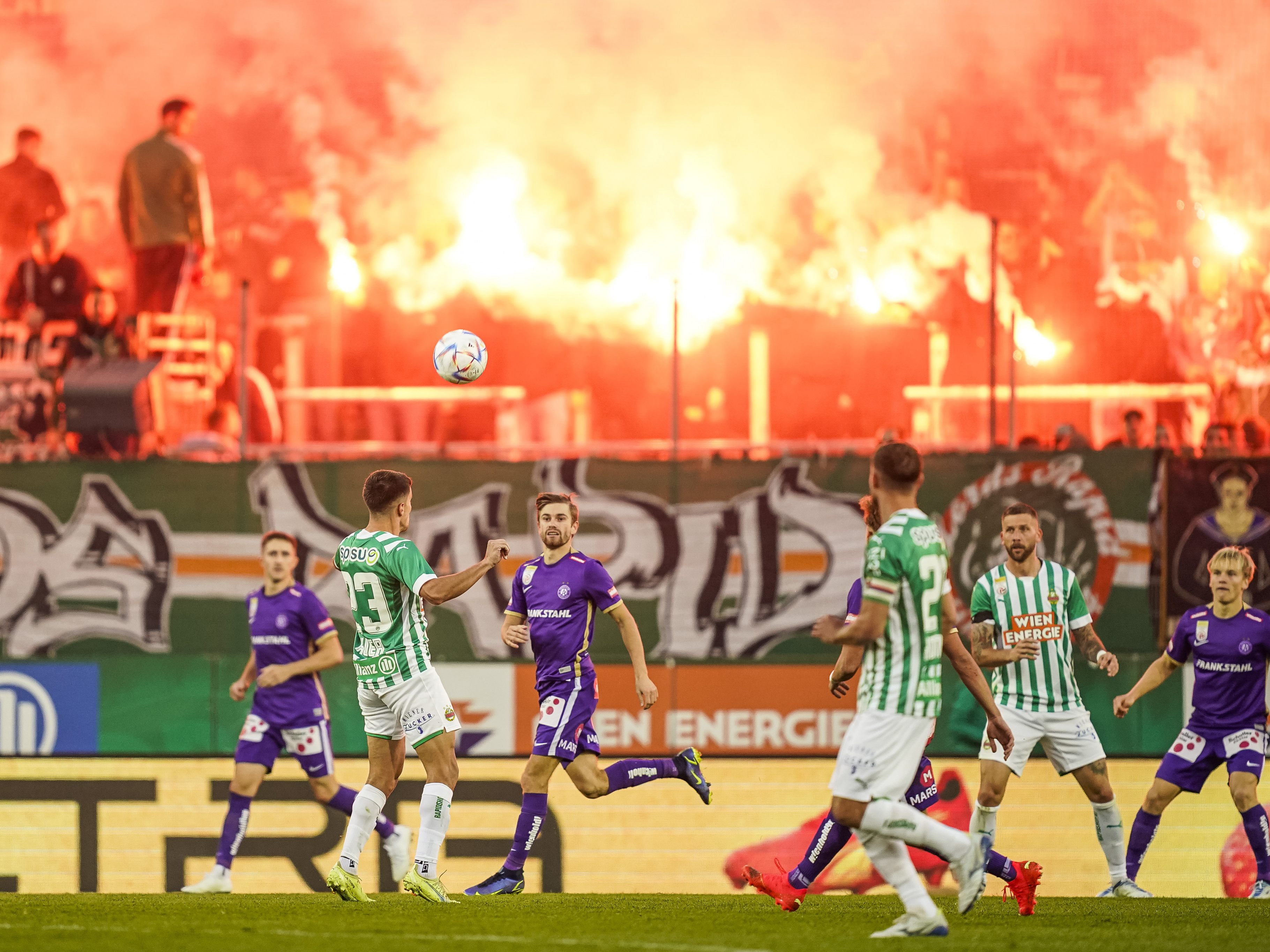 Drei verletzte Polizisten und massiver Einsatz von Pyrotechnik beim Wiener Derby. Drei verletzte Polizisten und massiver Einsatz von Pyrotechnik beim Wiener Derby.