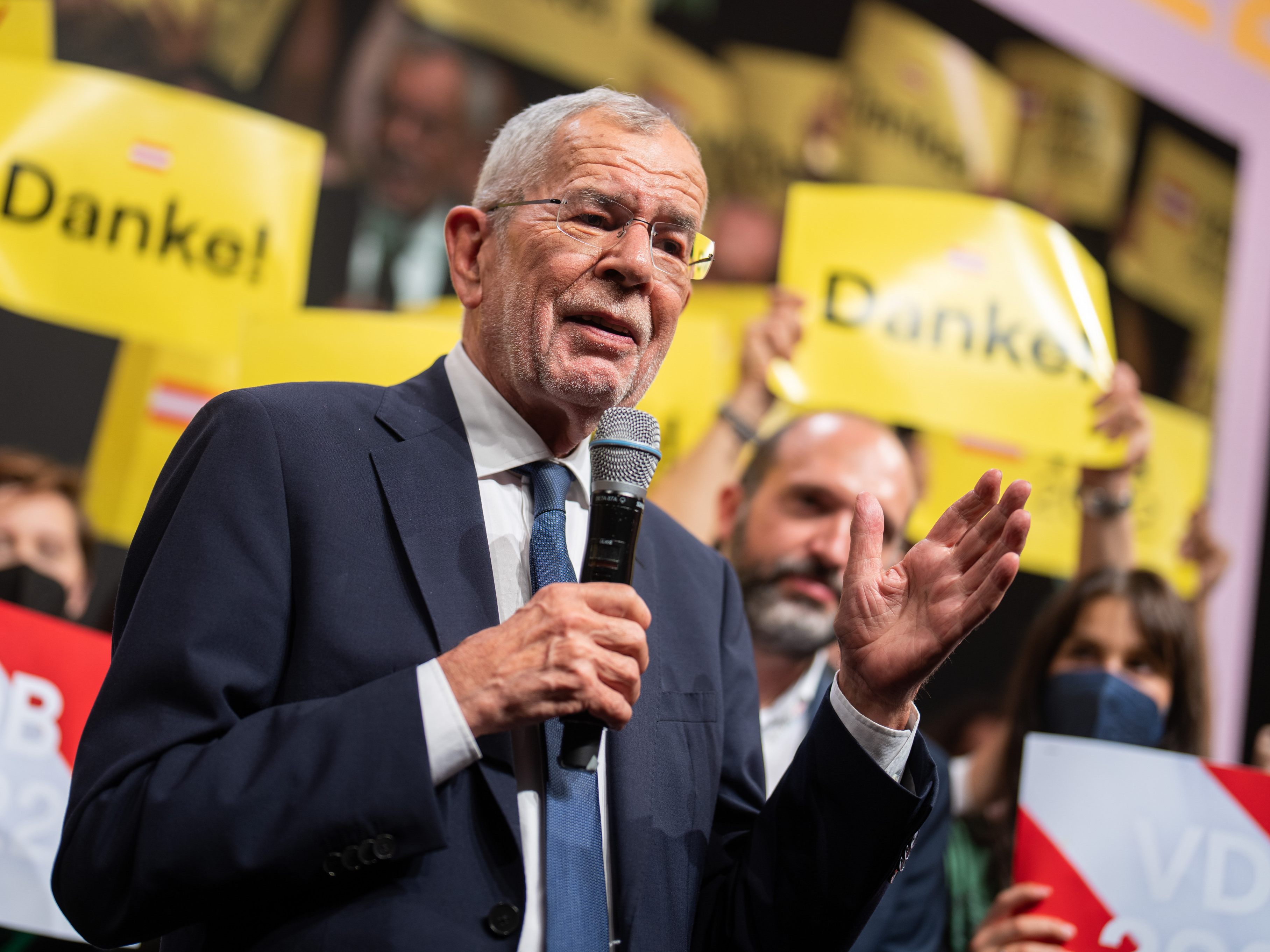 "Wir haben es geschafft", meinte Van der Bellen bei der Wahlparty. "Wir haben es geschafft", meinte Van der Bellen bei der Wahlparty.