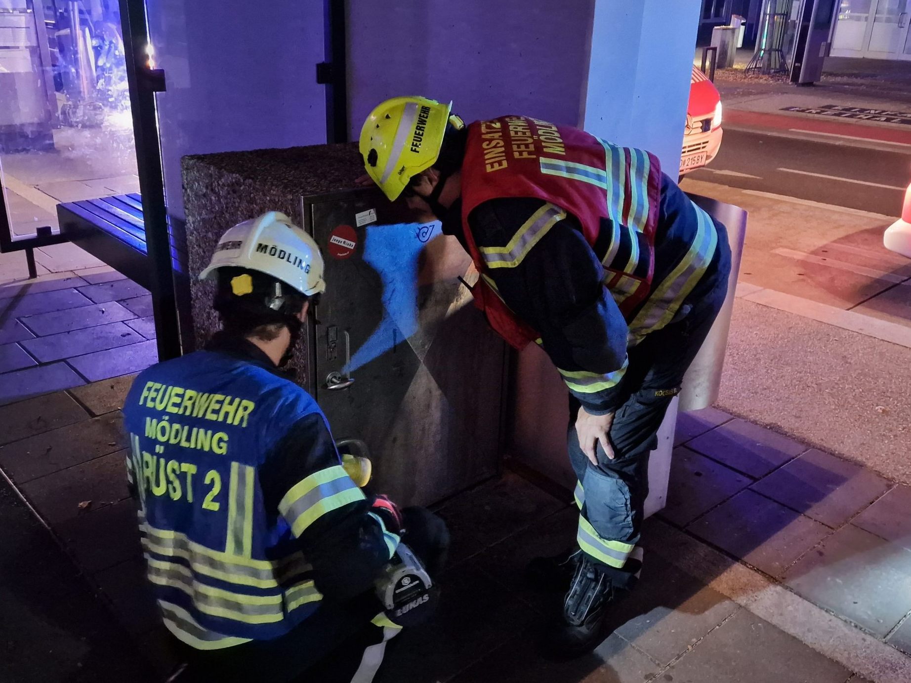 Der Mann musste von der Feuerwehr aus der Paketbox gerettet werden. Der Mann musste von der Feuerwehr aus der Paketbox gerettet werden.