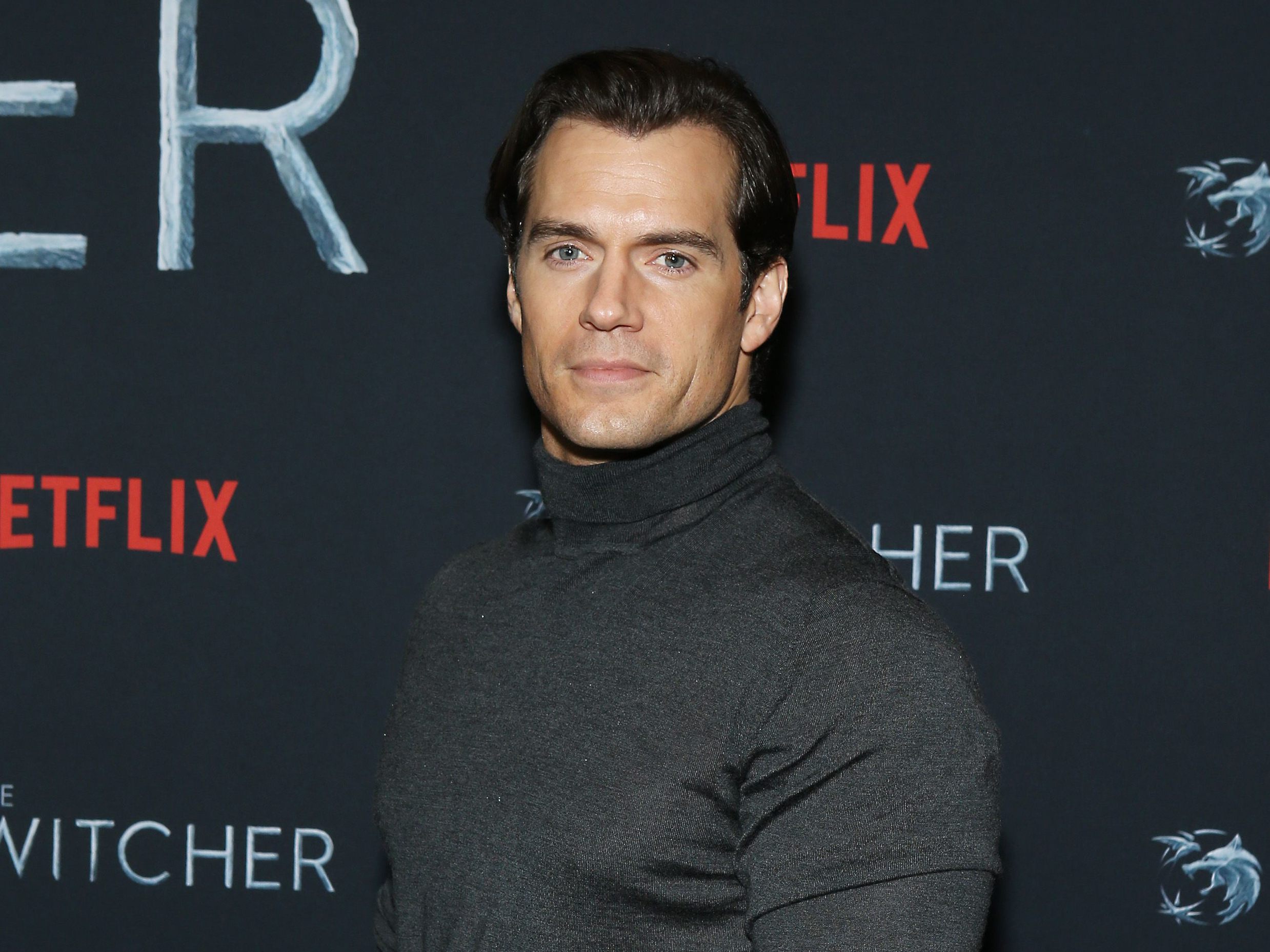 Henry Cavill wird wieder als Superman vor der Leinwand stehen. Henry Cavill wird wieder als Superman vor der Leinwand stehen.