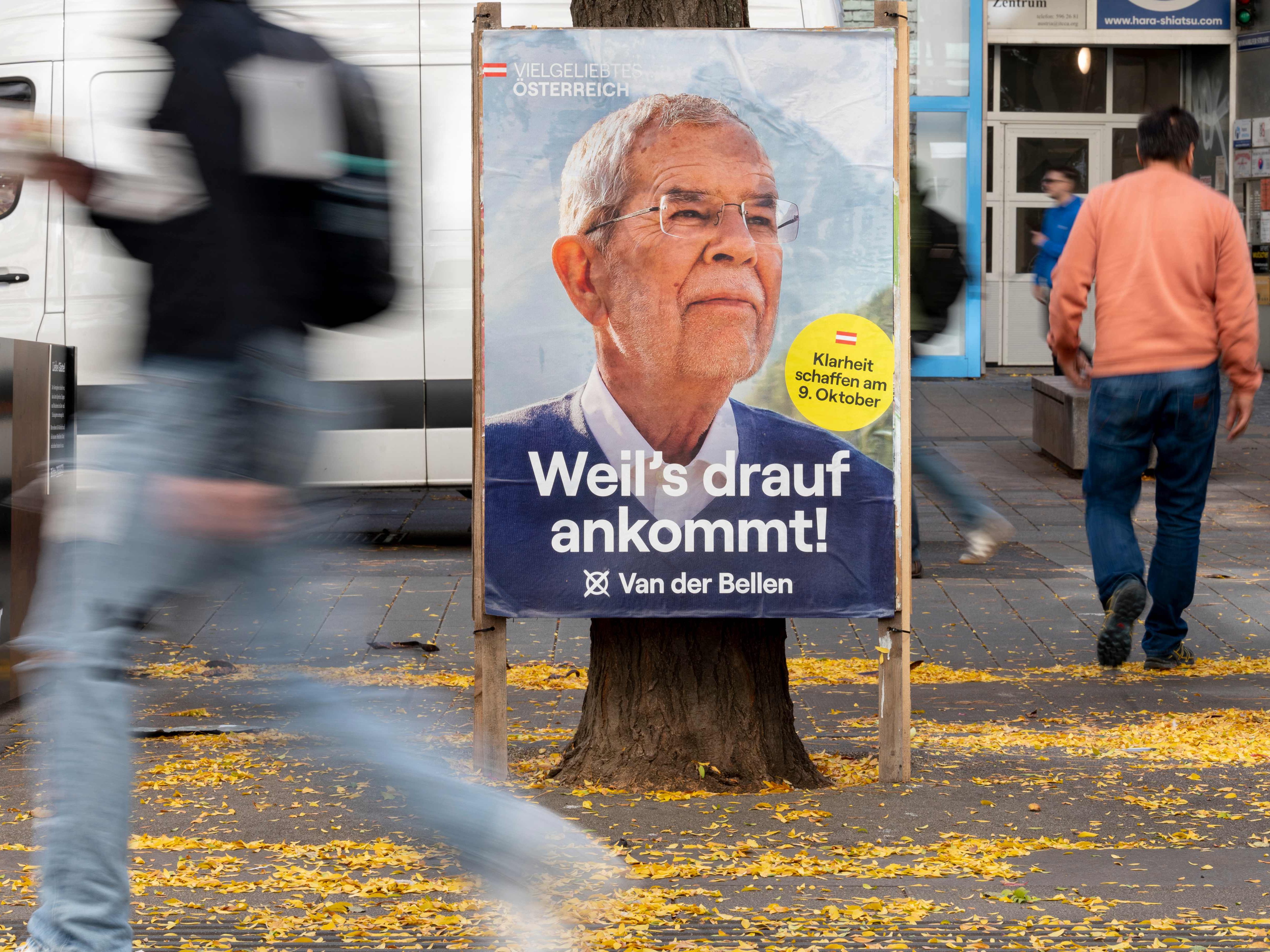 Drei Tage vor der Hofburg-Wahl hat sich Alexander Van der Bellens Wahlkampf-Manager Martin Radjaby wegen eines positiven Corona-Tests ins Homeoffice begeben.