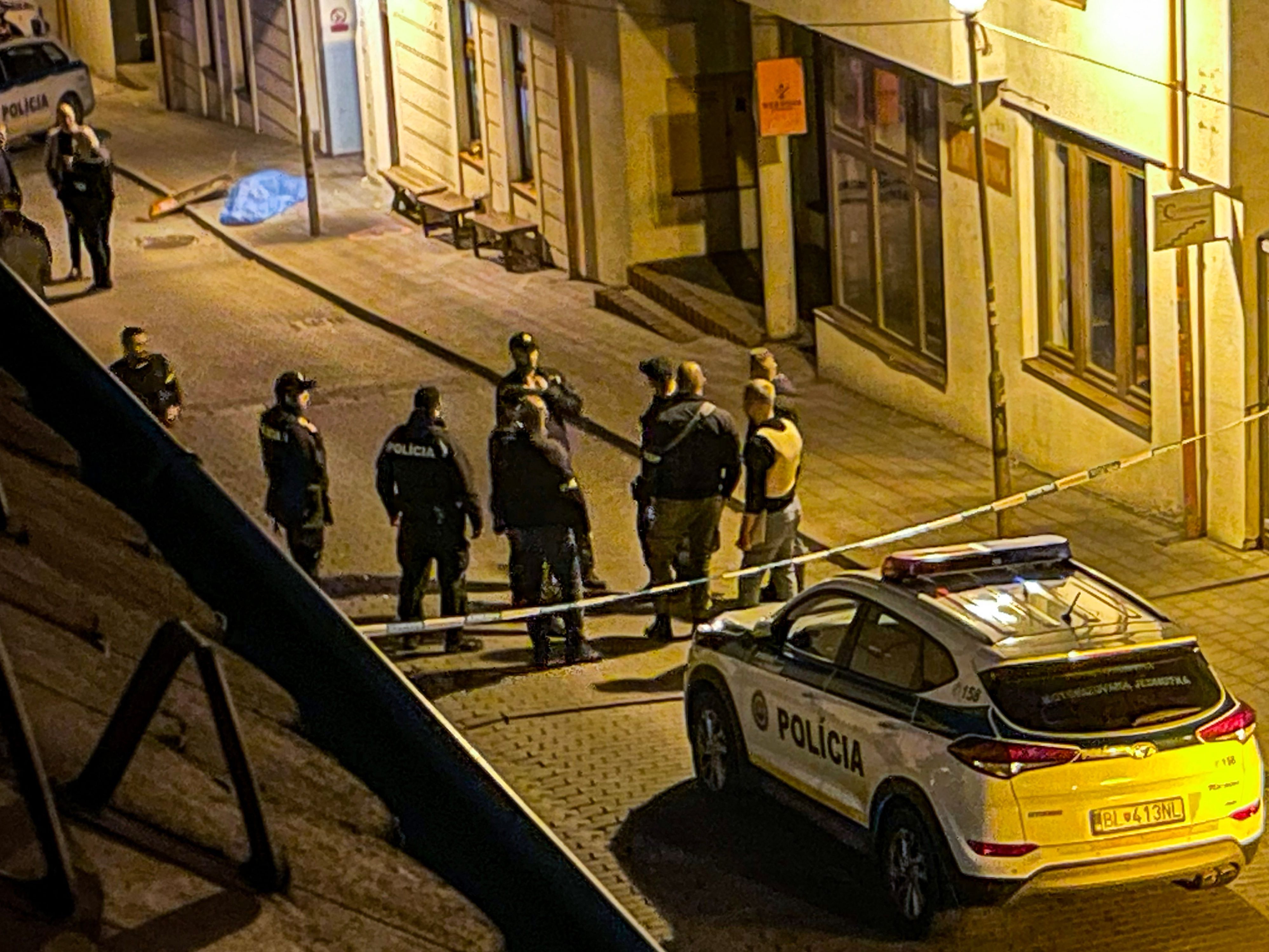 Zwei Personen sind bei dem Anschlag auf eine Schwulenbar in Bratislava ermordet worden. Zwei Personen sind bei dem Anschlag auf eine Schwulenbar in Bratislava ermordet worden.