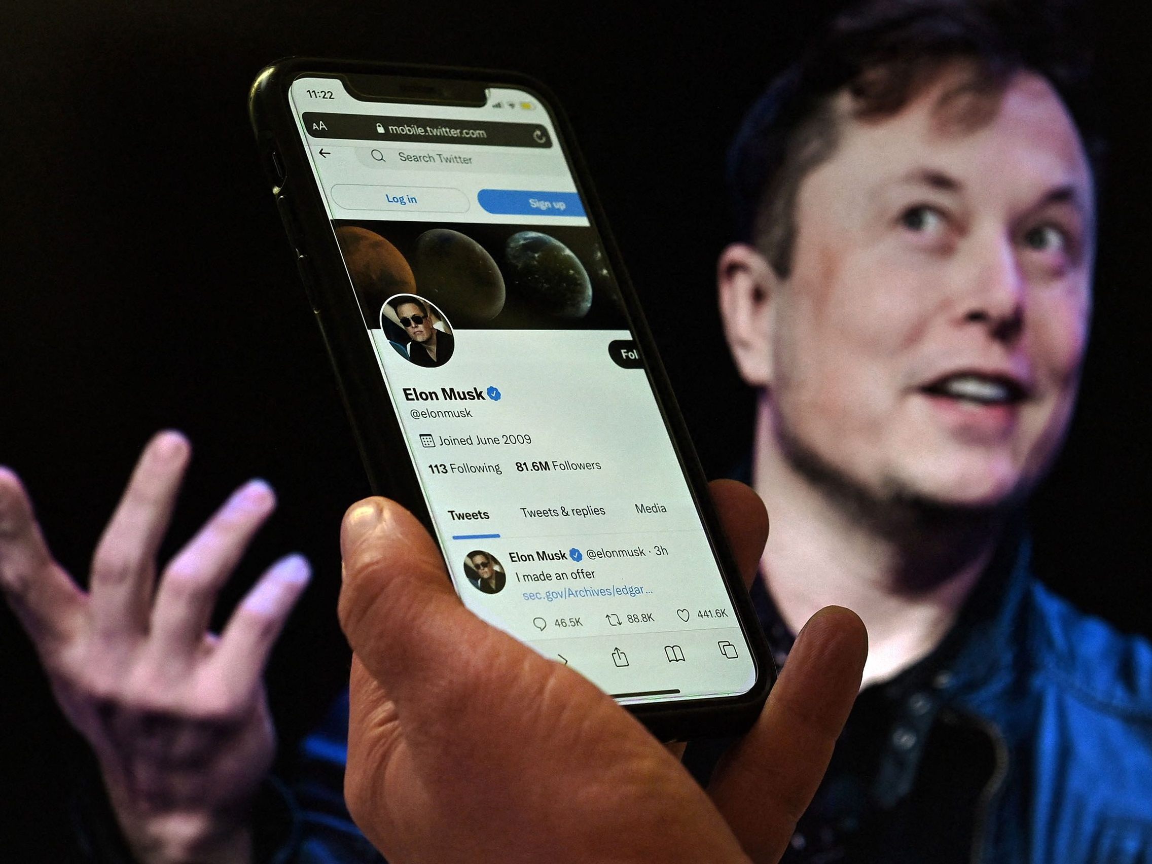 Kaufen oder nicht? Nach monatelangem Hin- und Her ist die Twitter-Übernahme durch Elon Musk nun offiziell. Kaufen oder nicht? Nach monatelangem Hin- und Her ist die Twitter-Übernahme durch Elon Musk nun offiziell.