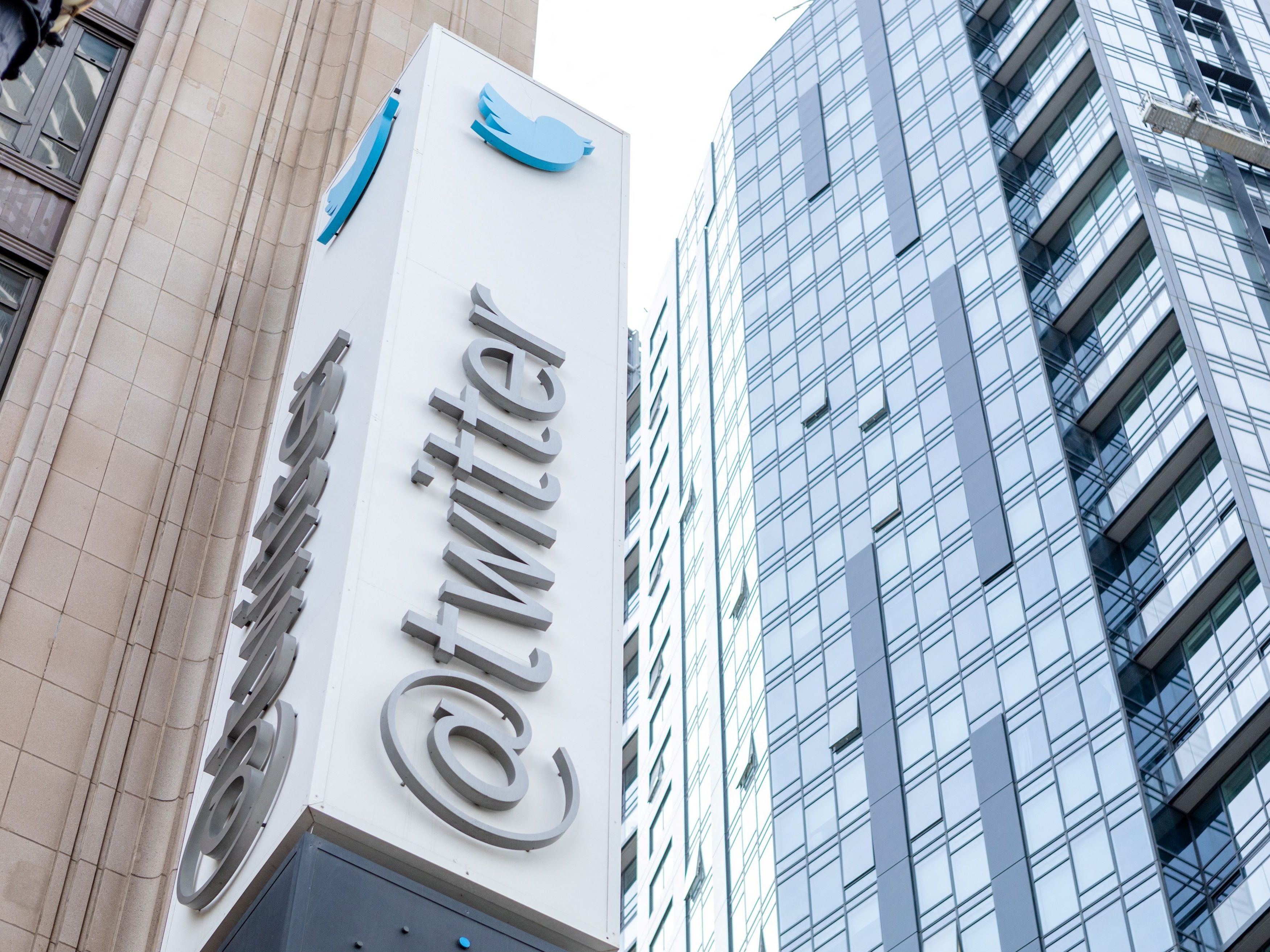 Twitter-Eigentümer Elon Musk überlegt ein Gremium für den zum Umgang mit kontroversen Inhalten zu schaffen. Twitter-Eigentümer Elon Musk überlegt ein Gremium für den zum Umgang mit kontroversen Inhalten zu schaffen.