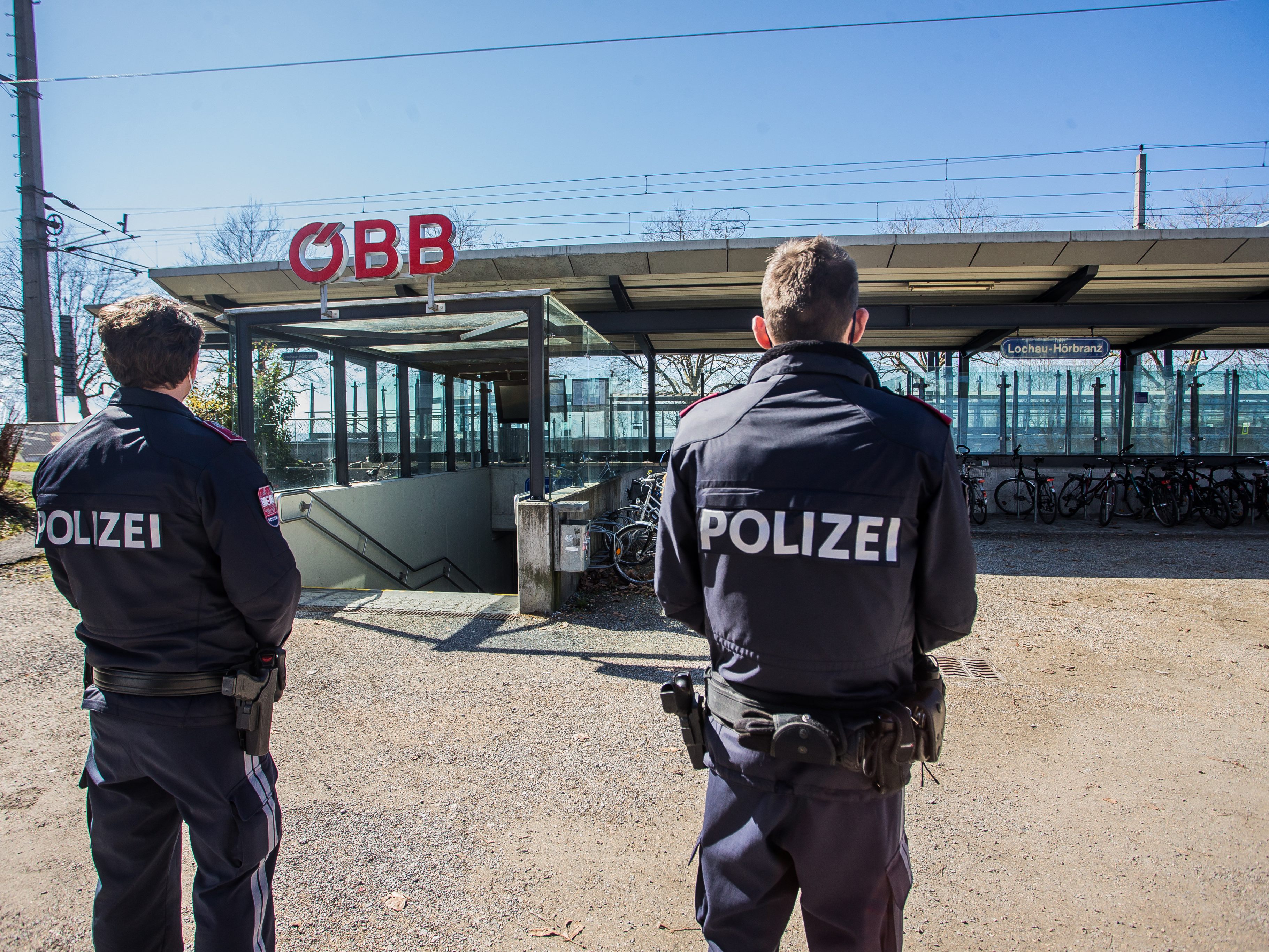 Nach einem Unfall an der Bahnhaltestelle Lochau sucht die Polizei nach dem Lenker.