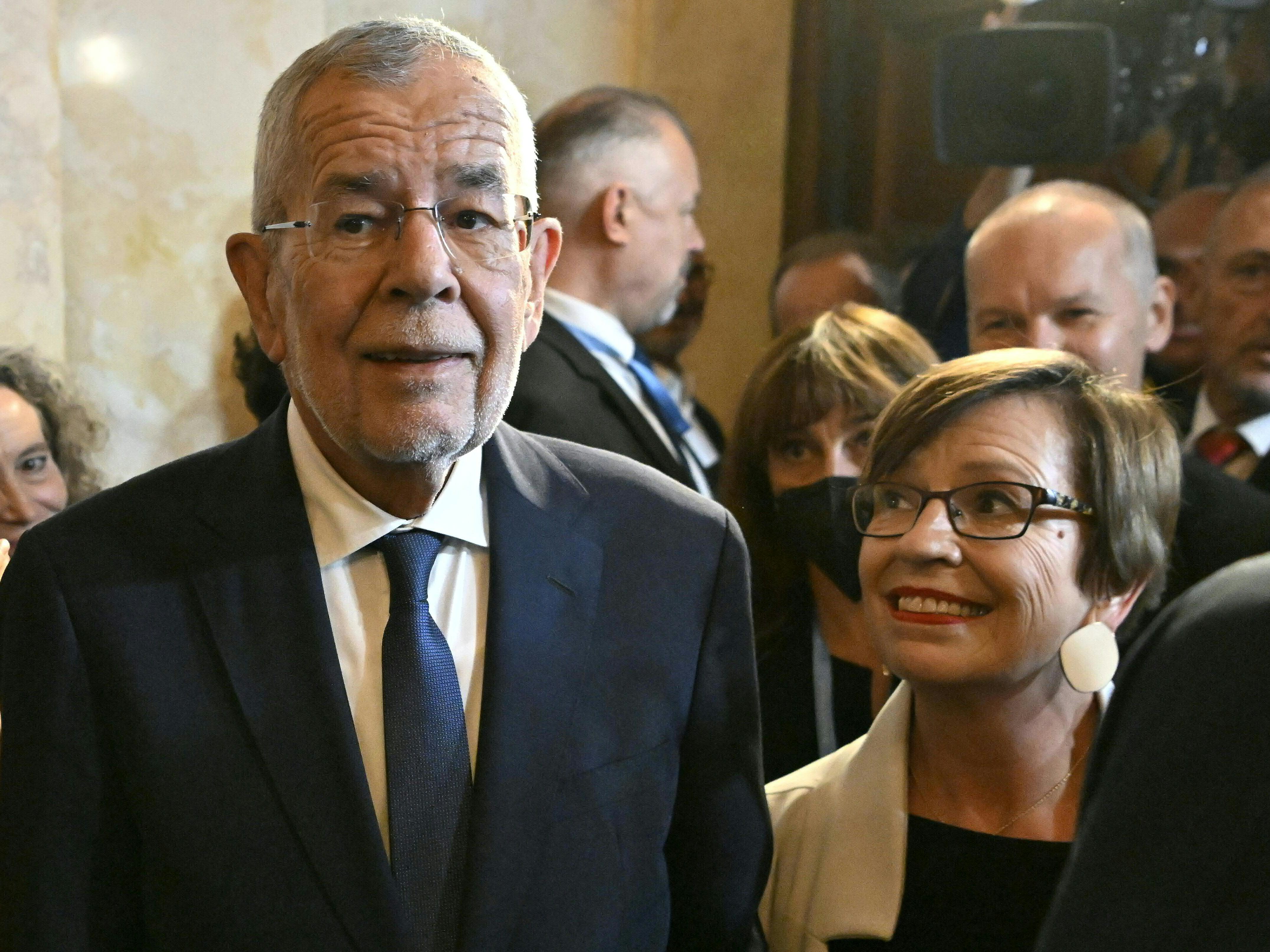Bundespräsident Alexander van der Bellen hat die Wiederwahl im ersten Wahlgang geschafft. Bundespräsident Alexander van der Bellen hat die Wiederwahl im ersten Wahlgang geschafft.