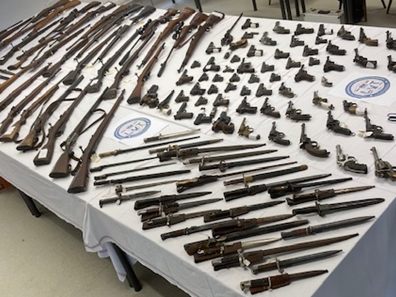 Die Polizei konnte zahlreiche illegale Waffen in Wien und NÖ sicherstellen. Die Polizei konnte zahlreiche illegale Waffen in Wien und NÖ sicherstellen.