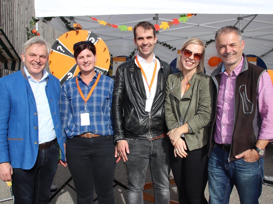 1) Marktorganisator Helmut Lenz, Monika Raid, Guntram Bechtold (Landesleitung Familienverband), Lisa Hopfner und Bgm. Walter Moosbrugger. 1) Marktorganisator Helmut Lenz, Monika Raid, Guntram Bechtold (Landesleitung Familienverband), Lisa Hopfner und Bgm. Walter Moosbrugger.