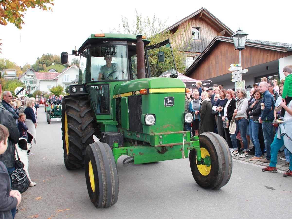 Auch alte Traktoren fahren wieder auf.