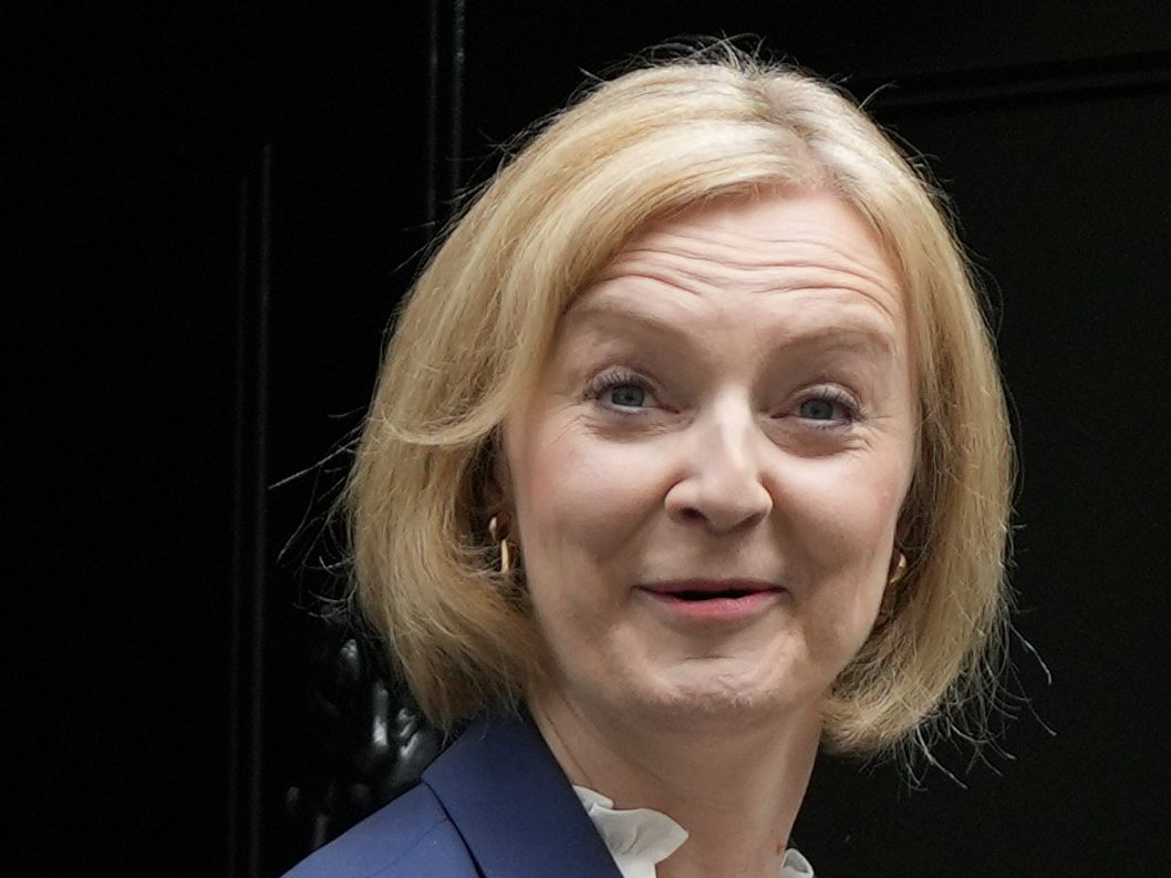 Premierministerin Liz Truss tritt nach nur 6 Wochen im Amt zurück. Premierministerin Liz Truss tritt nach nur 6 Wochen im Amt zurück.