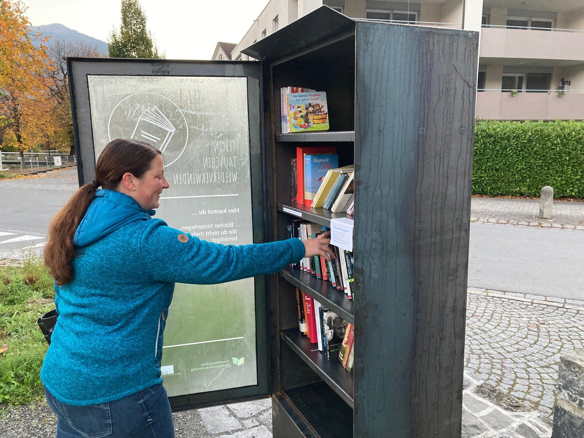 Rausnehmen, lesen und wieder reinstellen – so einfach funktioniert das Prinzip des offenen Bücherschranks.