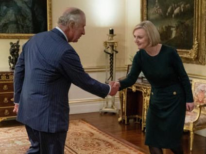 Bei der wöchentlichen Audienz im Buckingham-Palast leistete sich Charles einen Fauxpas, als er die neue britische Premierministerin Liz Truss begrüßte. Bei der wöchentlichen Audienz im Buckingham-Palast leistete sich Charles einen Fauxpas, als er die neue britische Premierministerin Liz Truss begrüßte.