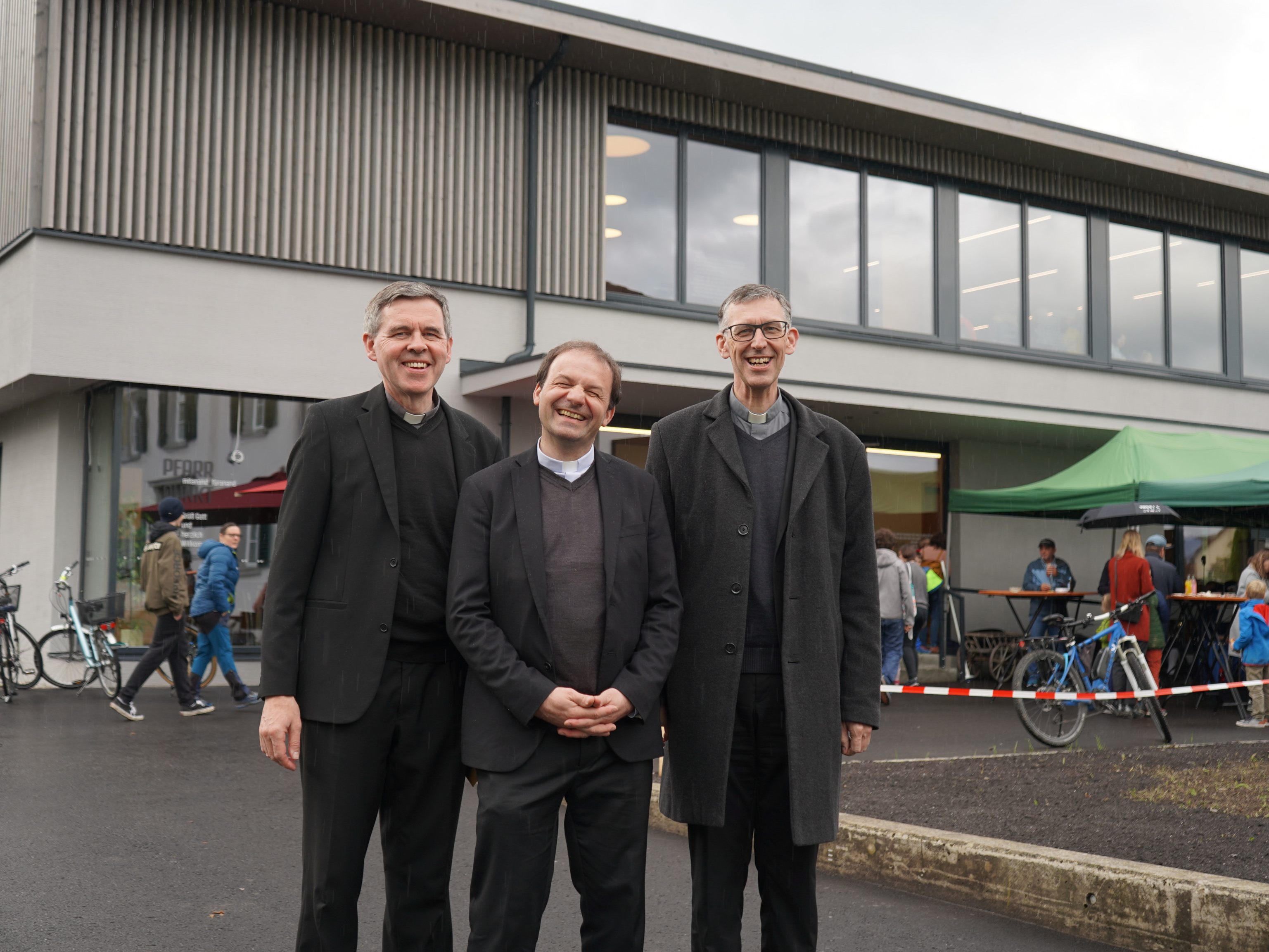 Mit großer Freude begrüßten Pfarrer Peter Willi, Kaplan Johann Fenninger und Pfarrer Thomas Felder die Gäste. Mit großer Freude begrüßten Pfarrer Peter Willi, Kaplan Johann Fenninger und Pfarrer Thomas Felder die Gäste.