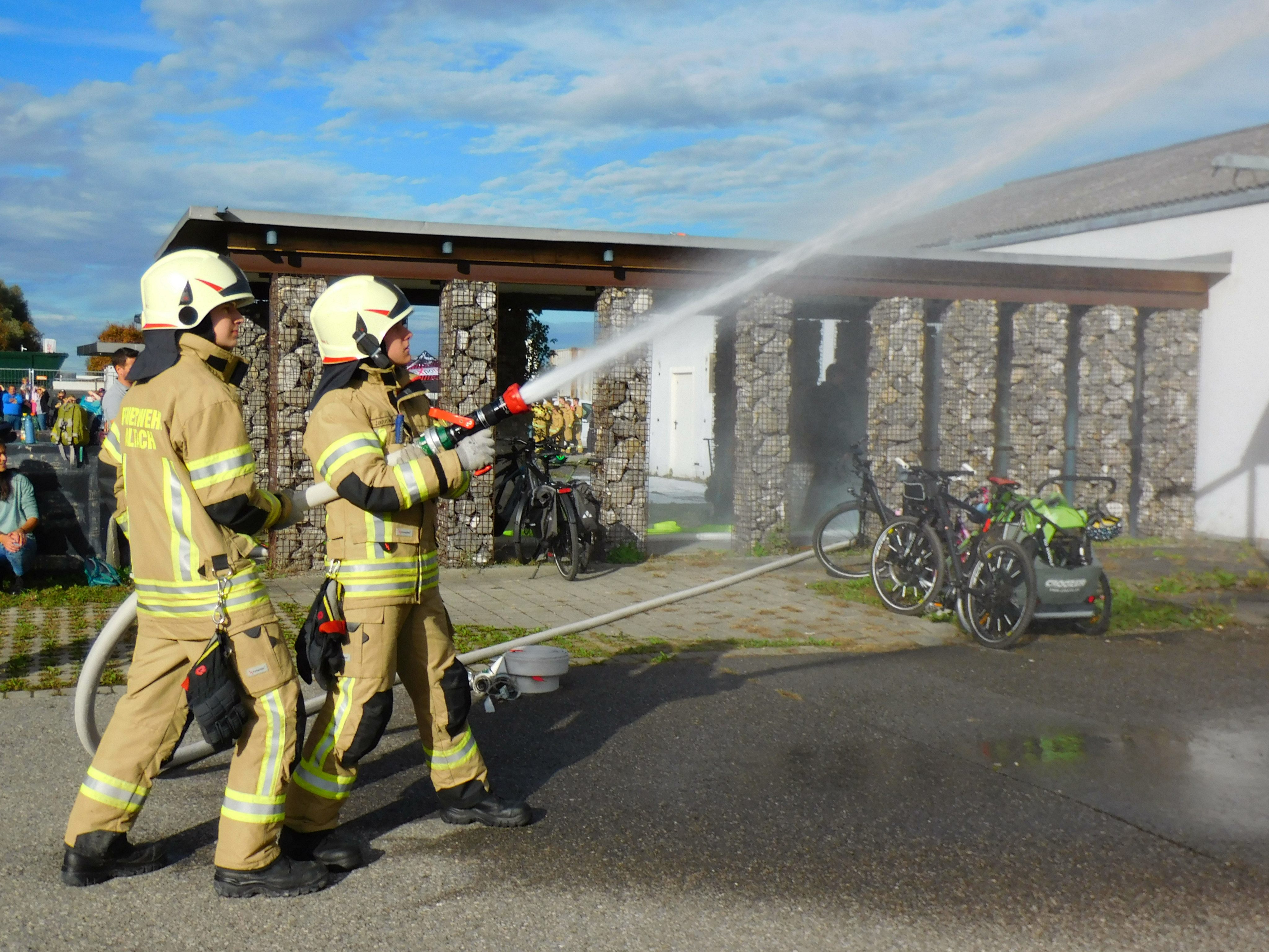 Die Altacher Feuerwehrleute zeigten bei der Herbst-Abschlussübung ihr ganzes Können Die Altacher Feuerwehrleute zeigten bei der Herbst-Abschlussübung ihr ganzes Können