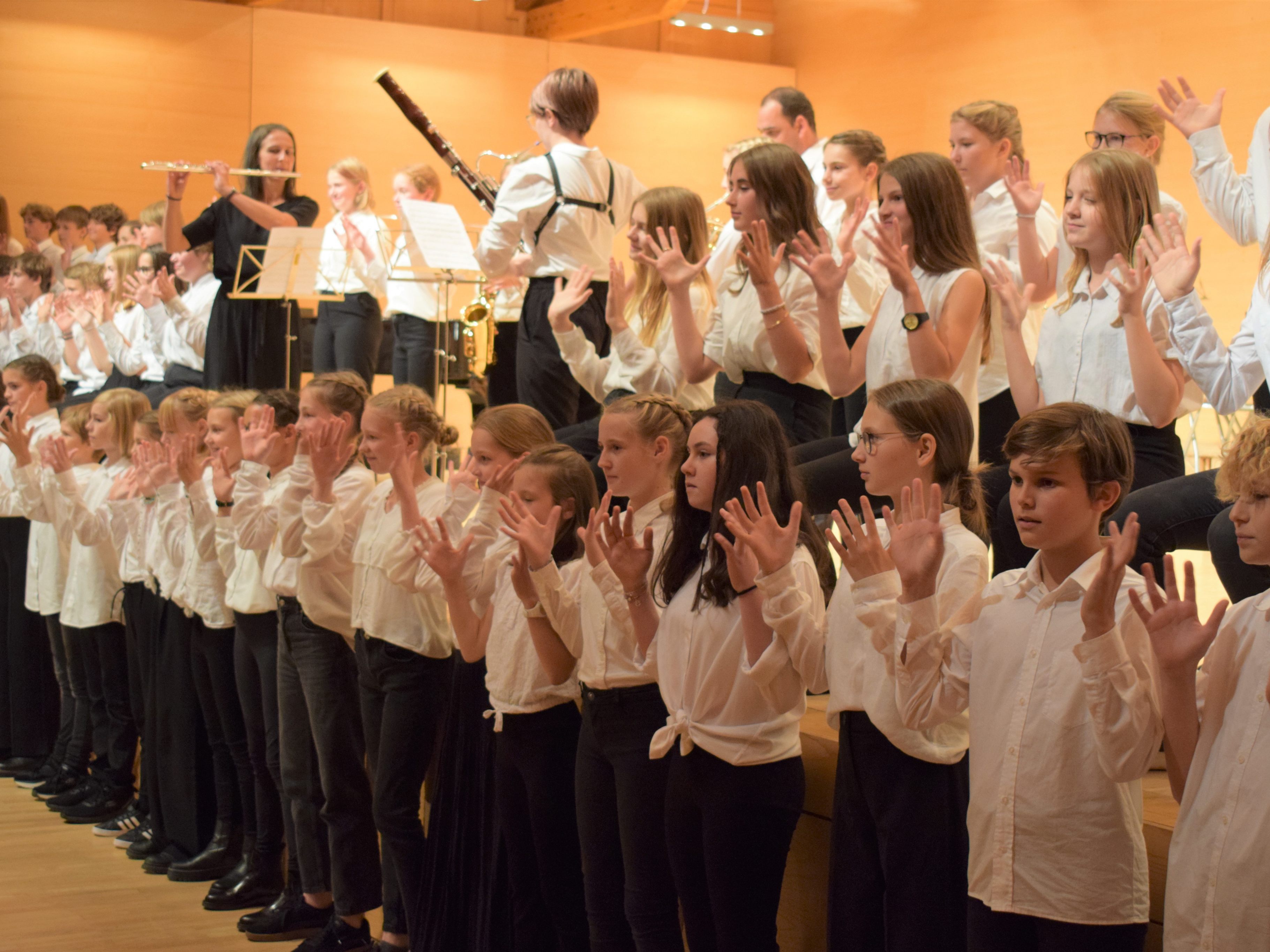 Die Lingenauer Musikmittelschüler bewiesen beim Herbstkonzert ihre Vielseitigkeit. Die Lingenauer Musikmittelschüler bewiesen beim Herbstkonzert ihre Vielseitigkeit.