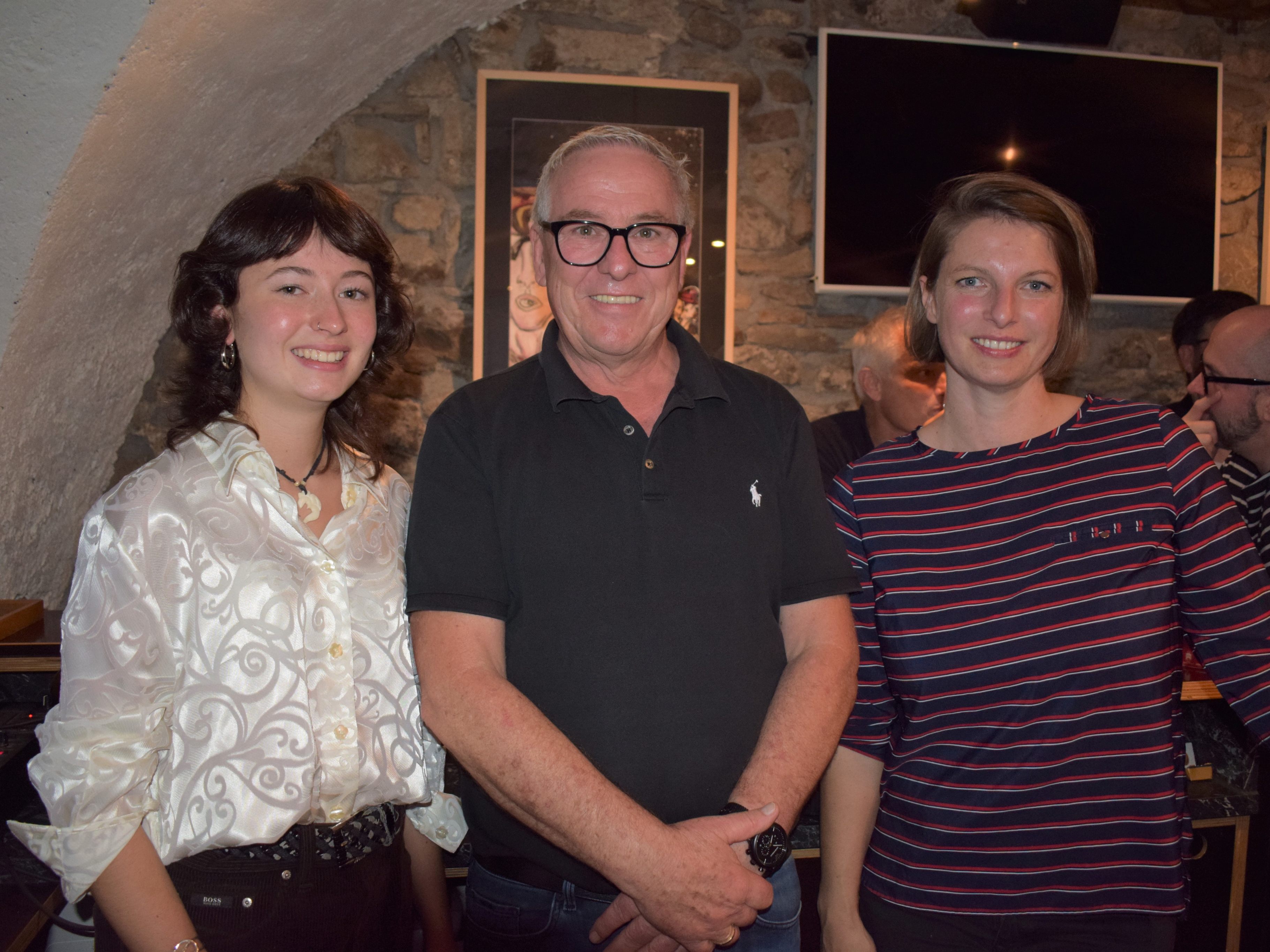 Künstlerin Elena Schertler, Vernissage-Hausherr Klaus Rietzler und Veronika Sutterlüty (Kulturbüro). Künstlerin Elena Schertler, Vernissage-Hausherr Klaus Rietzler und Veronika Sutterlüty (Kulturbüro).