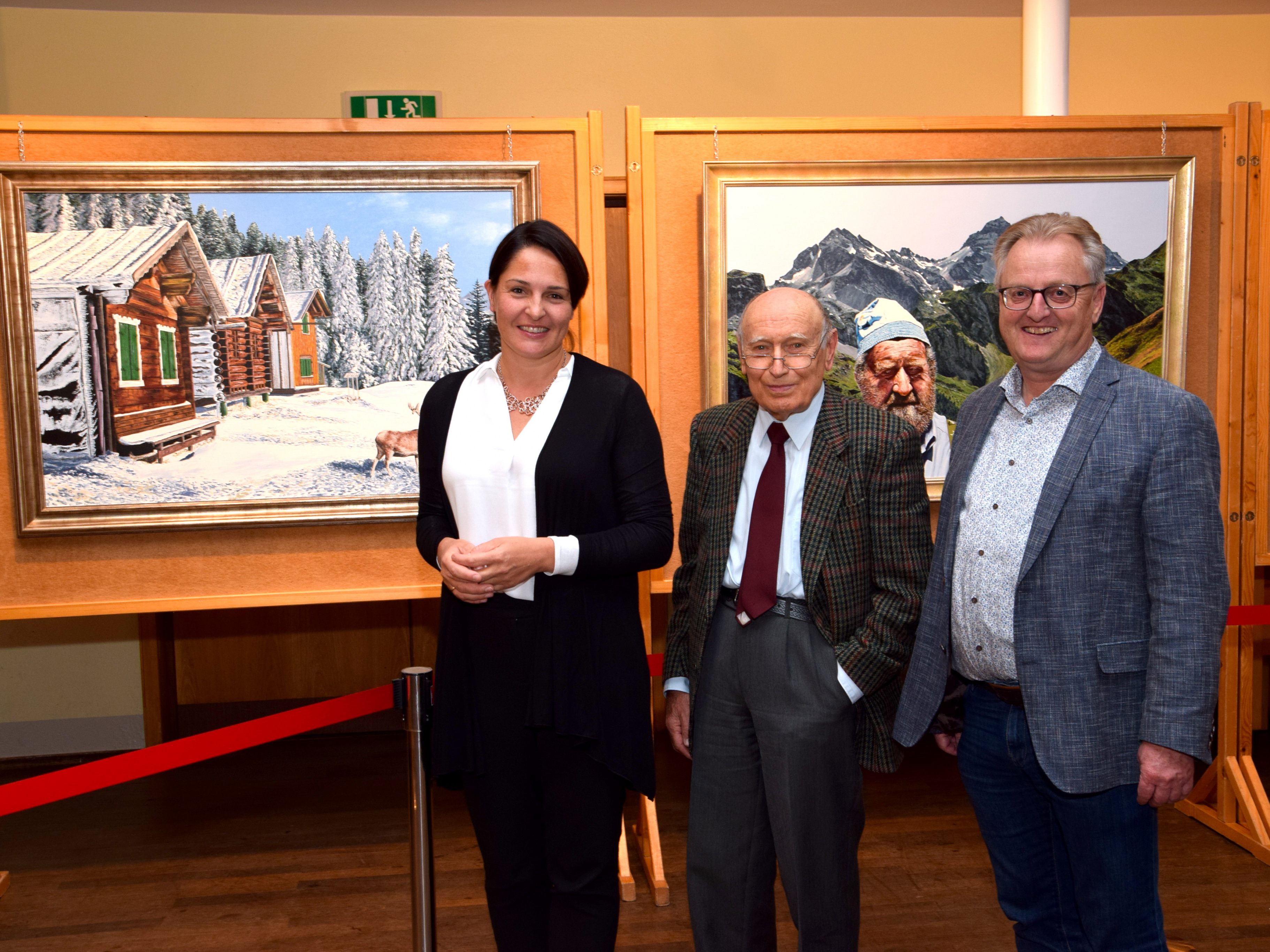 Landtagsvizepräsidentin Monika Vonier, Künstler Eduard Gleich und Bgm. Martin Vallaster bei der Vernissage im Gemeindesaal Bartholomäberg