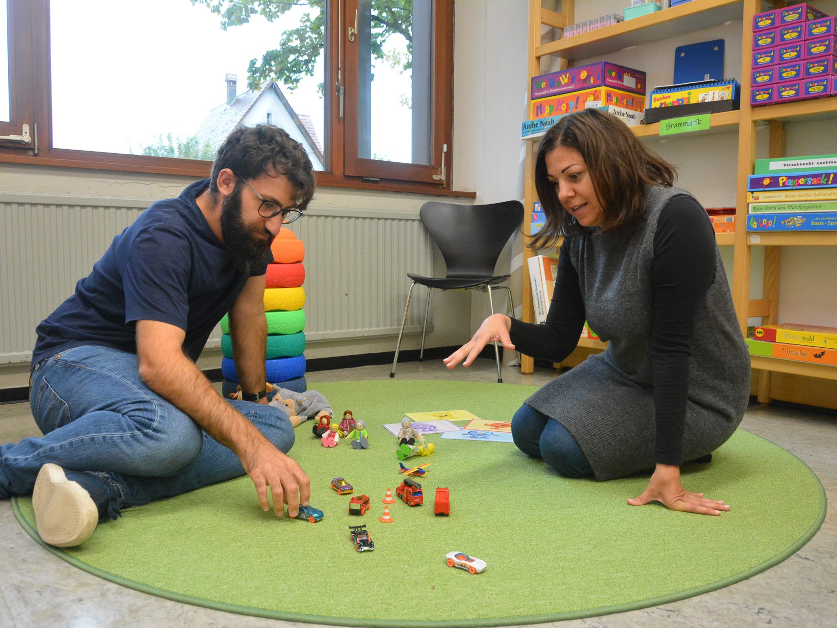 Wenn die Volksschulkinder etwas bedrückt, sind sie da. Die Schulsozialarbeiter Dominik Meusburger und Kerstin Hofer. Wenn die Volksschulkinder etwas bedrückt, sind sie da. Die Schulsozialarbeiter Dominik Meusburger und Kerstin Hofer.