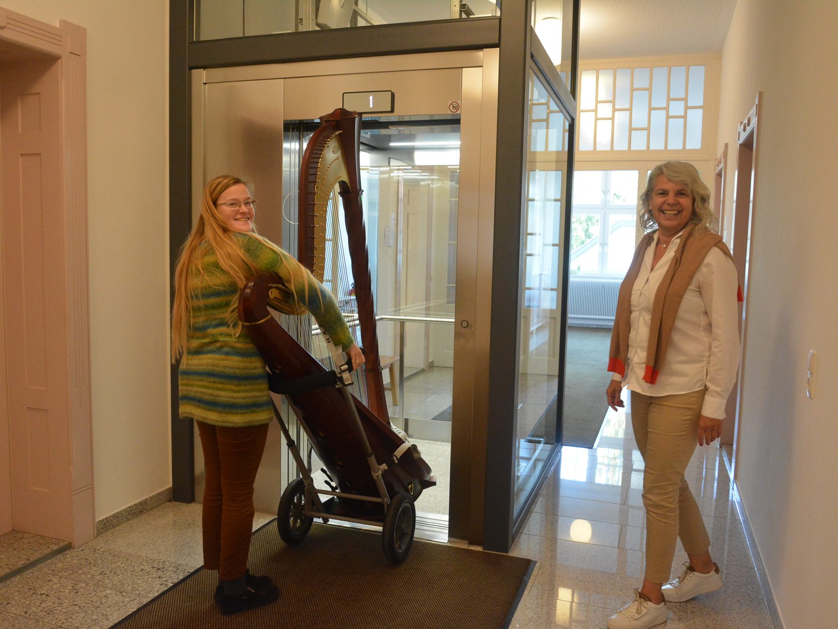 In der Rheintalischen Musikschule gibt es seit Schulbeginn einen Lift. Harfenlehrerin Sophie Hörmann (links) und Direktorin Doris Glatter-Götz freuen sich über diese neue Errungenschaft. In der Rheintalischen Musikschule gibt es seit Schulbeginn einen Lift. Harfenlehrerin Sophie Hörmann (links) und Direktorin Doris Glatter-Götz freuen sich über diese neue Errungenschaft.