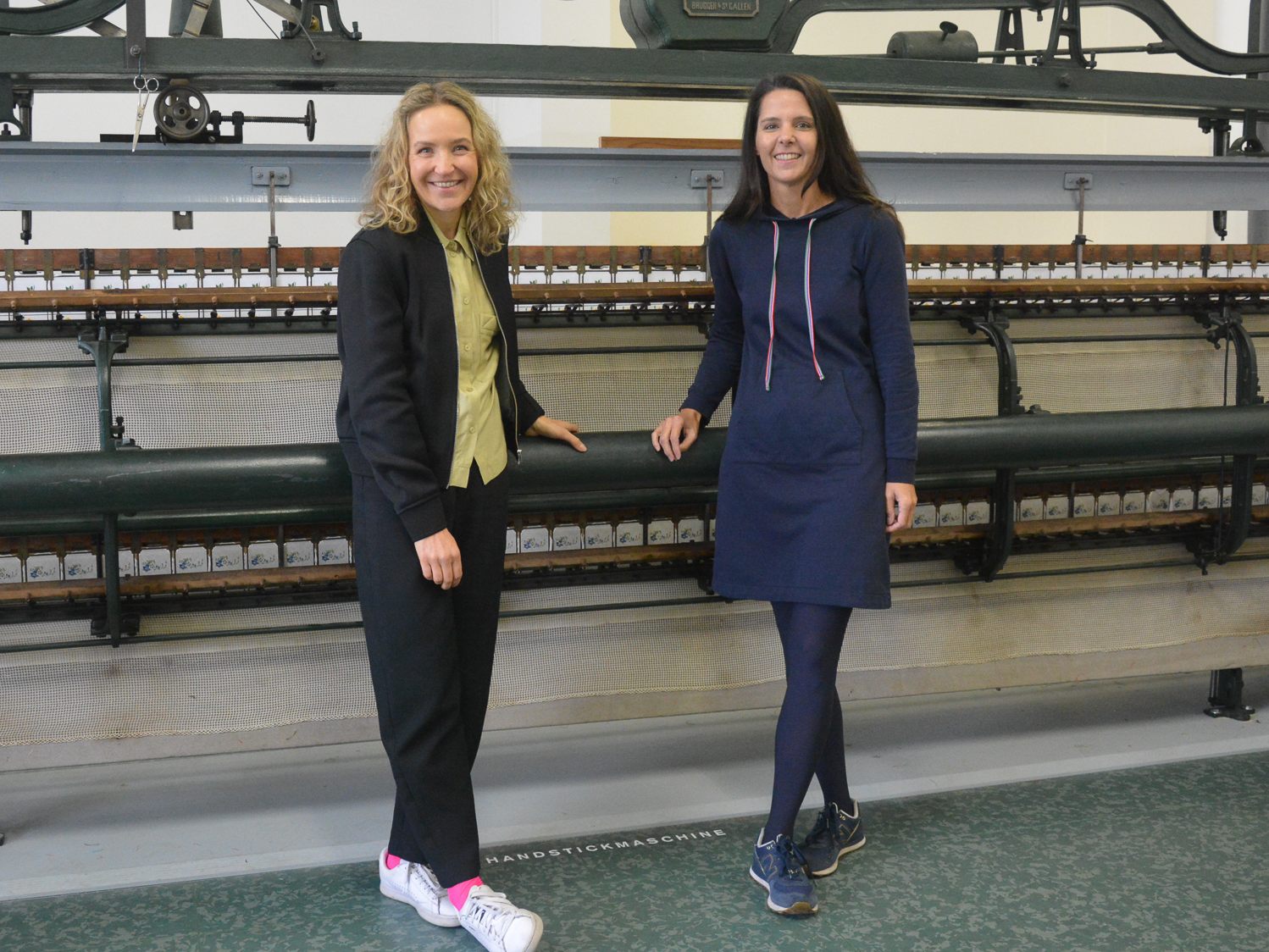 Daniela Fetz-Mages (links) und Silke Hagen-Jurkowitsch (rechts) präsentieren im S-MAK anschaulich die Stickereigeschichte Lustenaus. Daniela Fetz-Mages (links) und Silke Hagen-Jurkowitsch (rechts) präsentieren im S-MAK anschaulich die Stickereigeschichte Lustenaus.