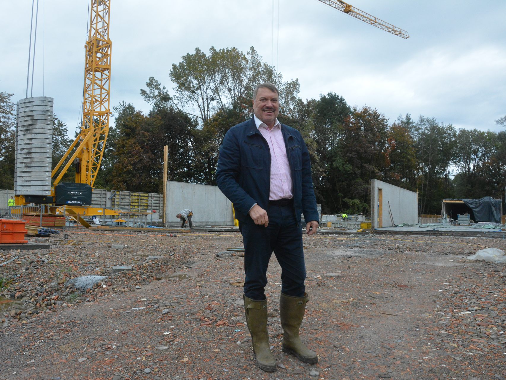 Der Obmann der Schützengilde Heinz Hagen besucht regelmäßig die Baustelle des neuen Schützenhauses. Der Obmann der Schützengilde Heinz Hagen besucht regelmäßig die Baustelle des neuen Schützenhauses.