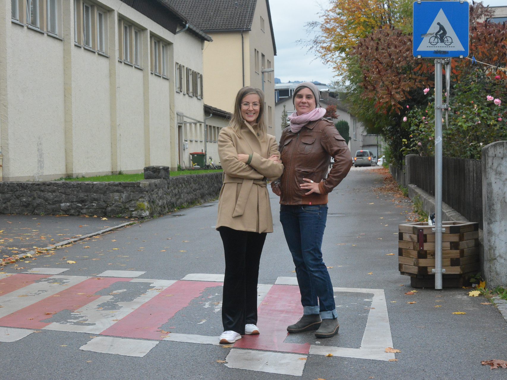 Die Anrainerinnen Sandra Pozzera und Jasmine König kritisieren den zu schnell fahrenden Durchzugsverkehr im Winkel.