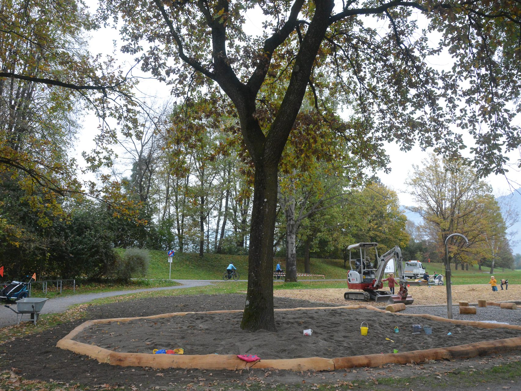 Neben dem Volleyballplatz wurde nun für Kinder eine wahre Sandspieloase gebaut. Neben dem Volleyballplatz wurde nun für Kinder eine wahre Sandspieloase gebaut.