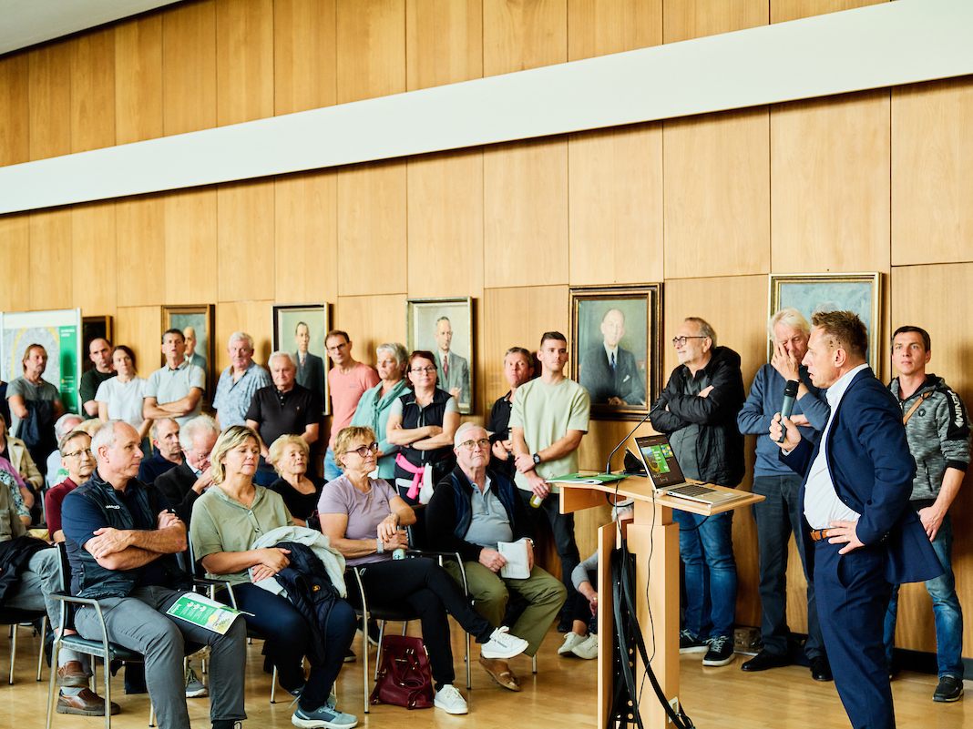 Thomas Rogatschnig (Kelag Energie & Wärme) informierte über Ausbaupläne und Anschlussmöglichkeiten. Thomas Rogatschnig (Kelag Energie & Wärme) informierte über Ausbaupläne und Anschlussmöglichkeiten.