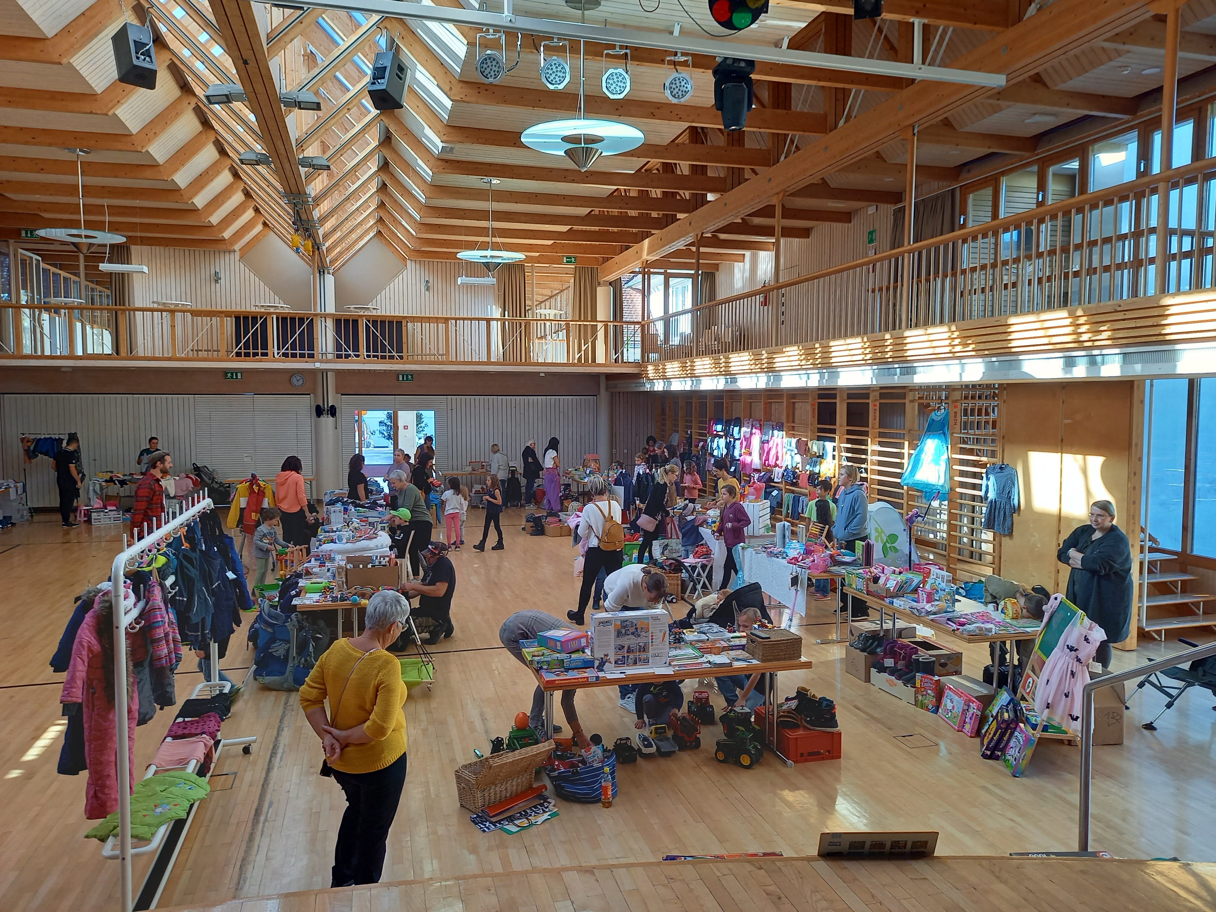 Die Aussteller beim Kinderbasar präsentierten im Winzersaal ihre Waren und boten diese zum Verkauf an Die Aussteller beim Kinderbasar präsentierten im Winzersaal ihre Waren und boten diese zum Verkauf an
