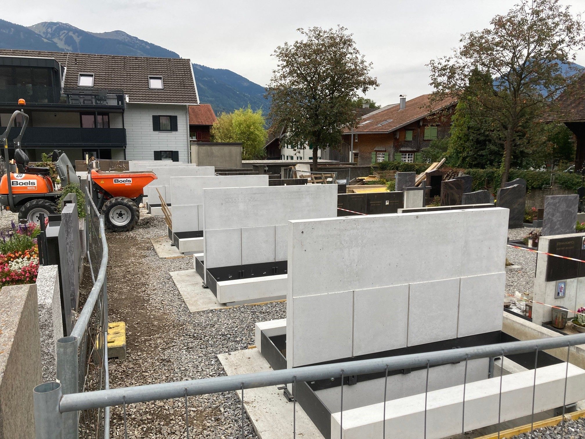Jährlich besteht in Nenzing Bedarf an zehn bis zwölf zusätzlichen Gräbern, der Friedhof wird nun erweitert. Jährlich besteht in Nenzing Bedarf an zehn bis zwölf zusätzlichen Gräbern, der Friedhof wird nun erweitert.