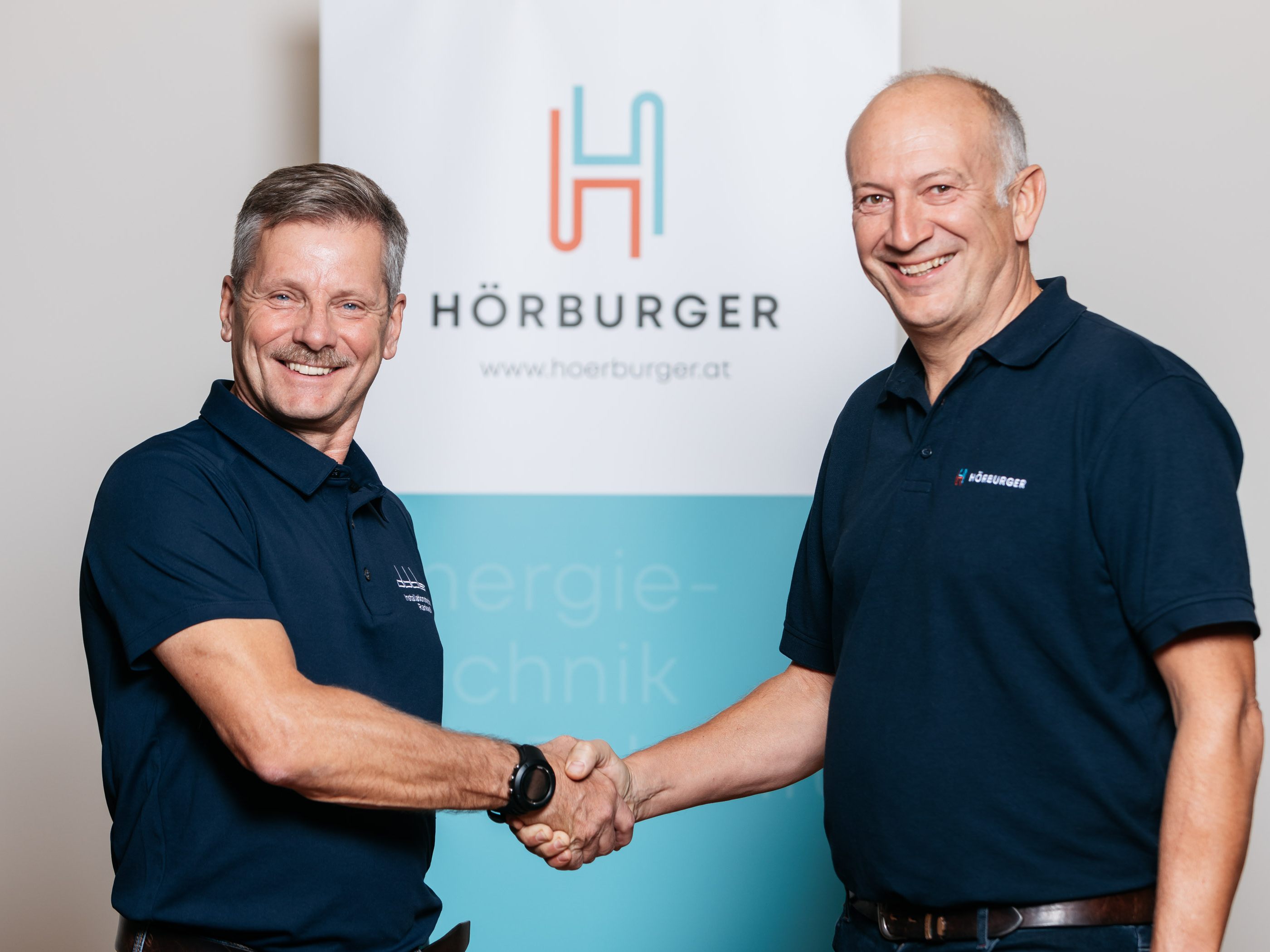 Hörburger Energietechnik übernimmt den Rankweiler Familienbetrieb Dobler Installationstechnik. Inhaber Christian Dobler (links) und Hörburger-Geschäftsführer Bertram Hörburger (rechts) regeln damit die Nachfolge des Unternehmens.