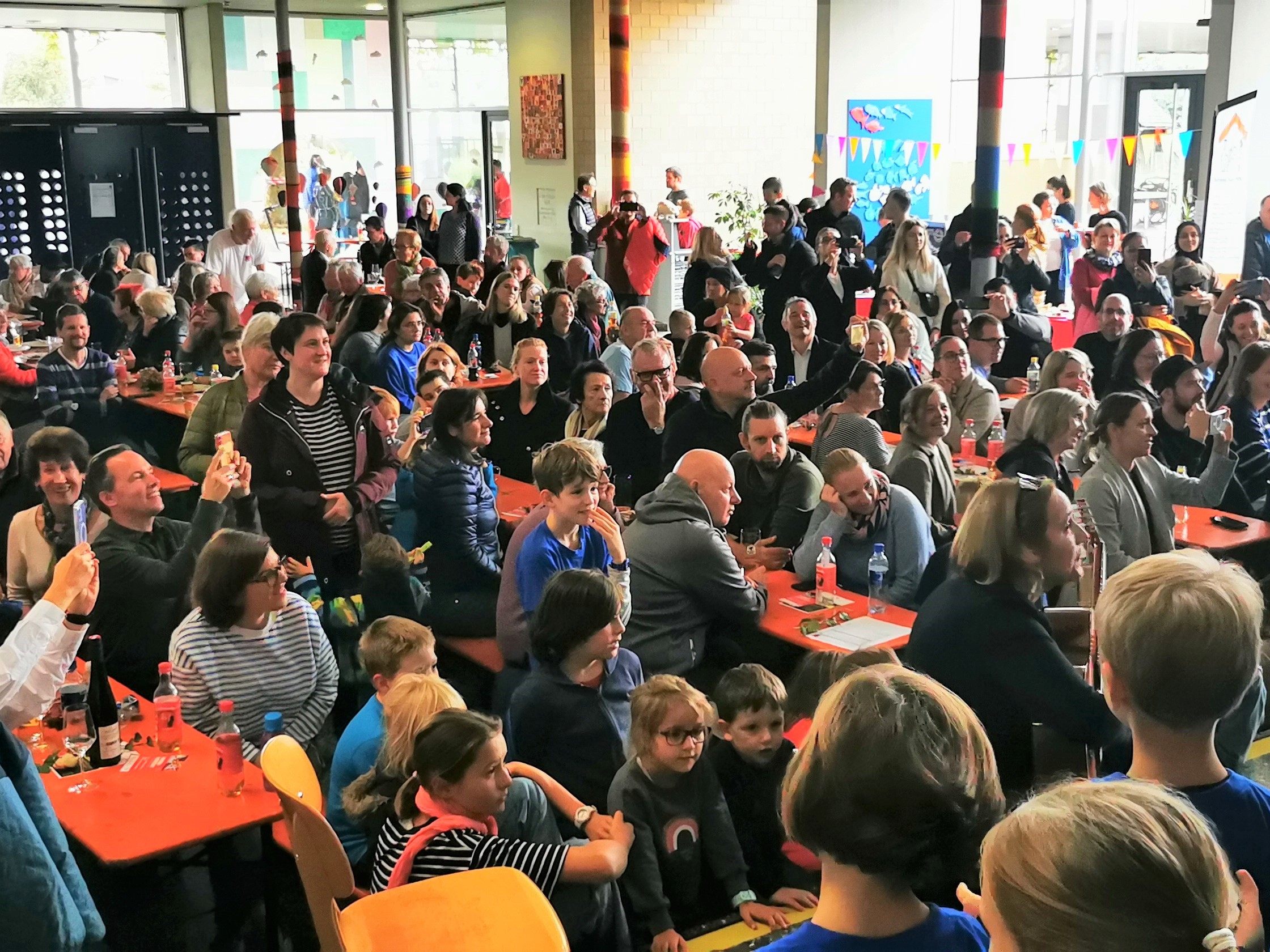 Trotz Regen und Kälte konnte das Weidacher Herbstfest in der Aula der Schule stattfinden.
