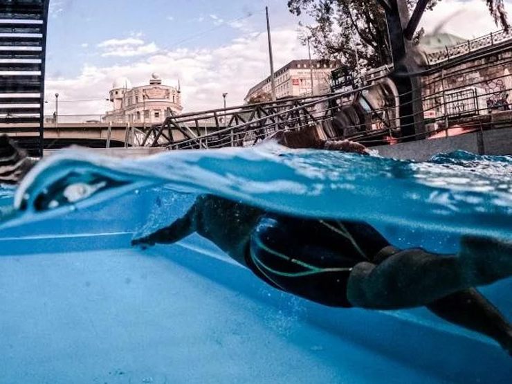 Extremsportler Köberl lädt zum First Urban Ice Swim Training am Badeschiff in Wien.