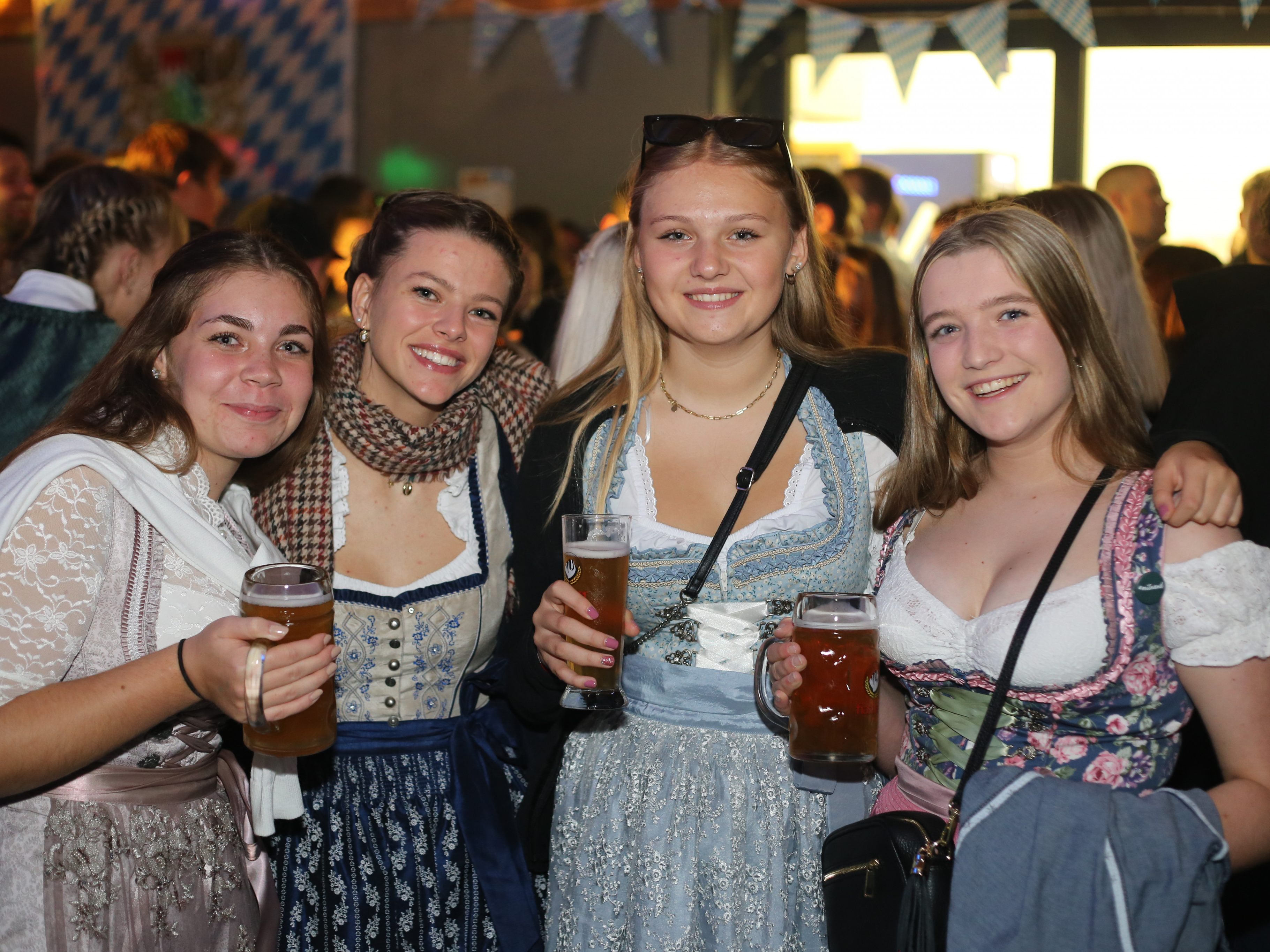 Chiara, Veronika, Melanie und Sophia kamen in Tracht.