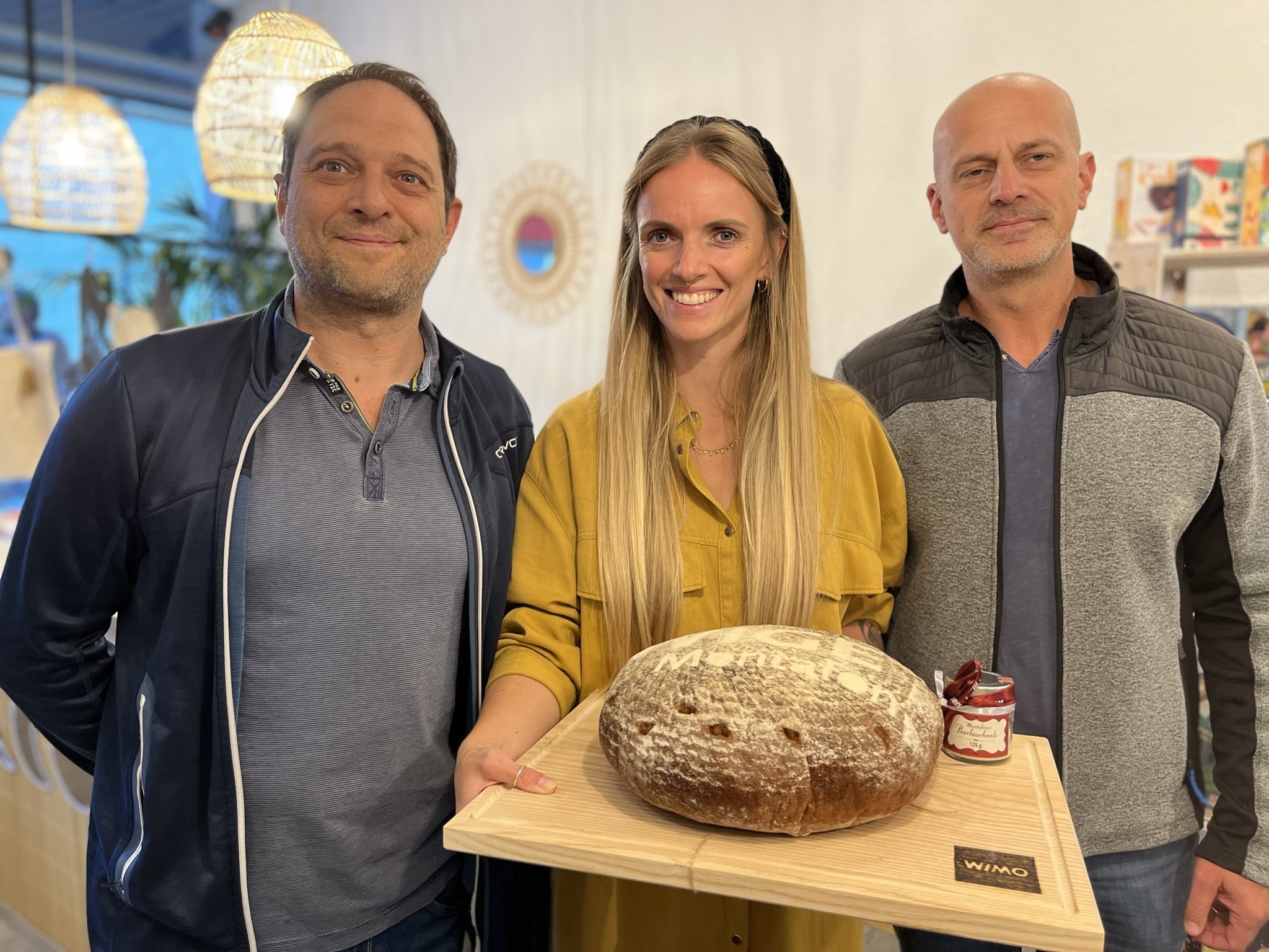 Mit Salz und Brot hießen Die Wige-Männer ihre neue Kollegin in Schruns willkommen. Mit Salz und Brot hießen Die Wige-Männer ihre neue Kollegin in Schruns willkommen.