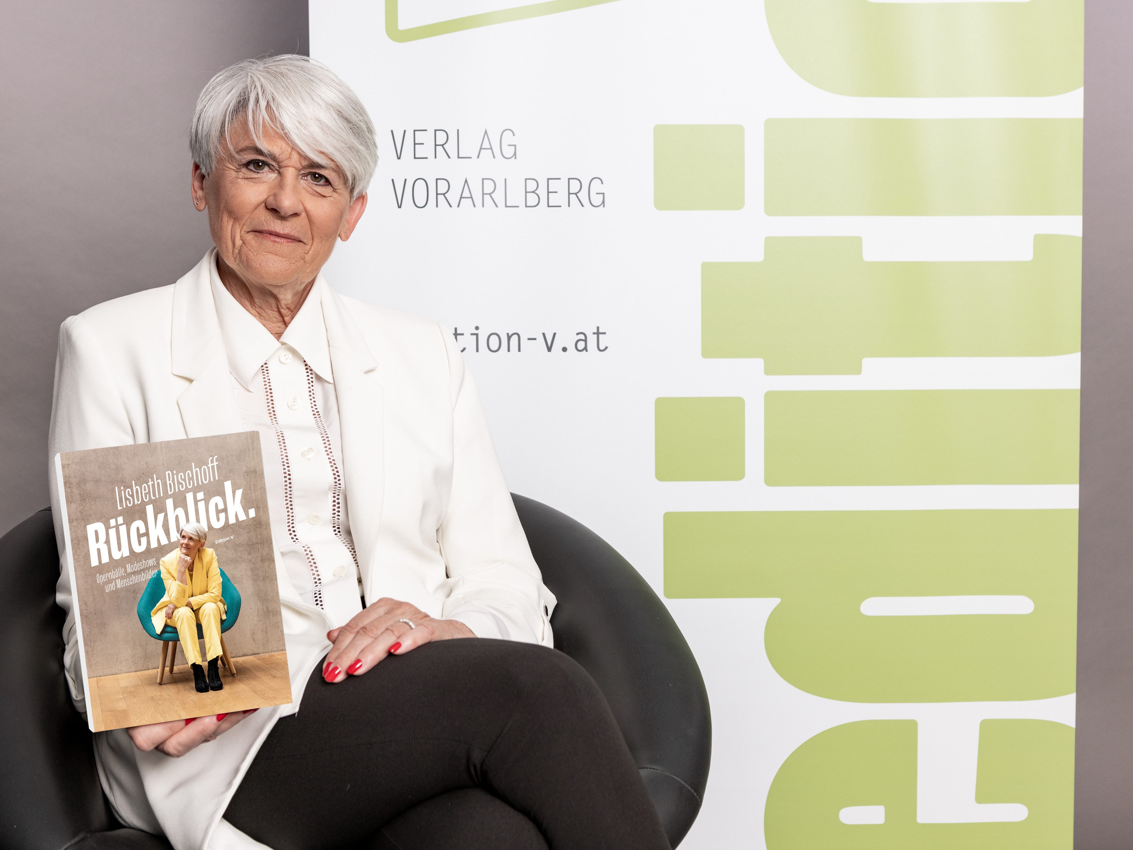 Die Gesellschaftsjournalistin und Adelsberichterstatterin Lisbeth Bischoff präsentiert ihr neuestes Werk „Rückblick. Opernbälle, Modeshows und Menschenbilder“.