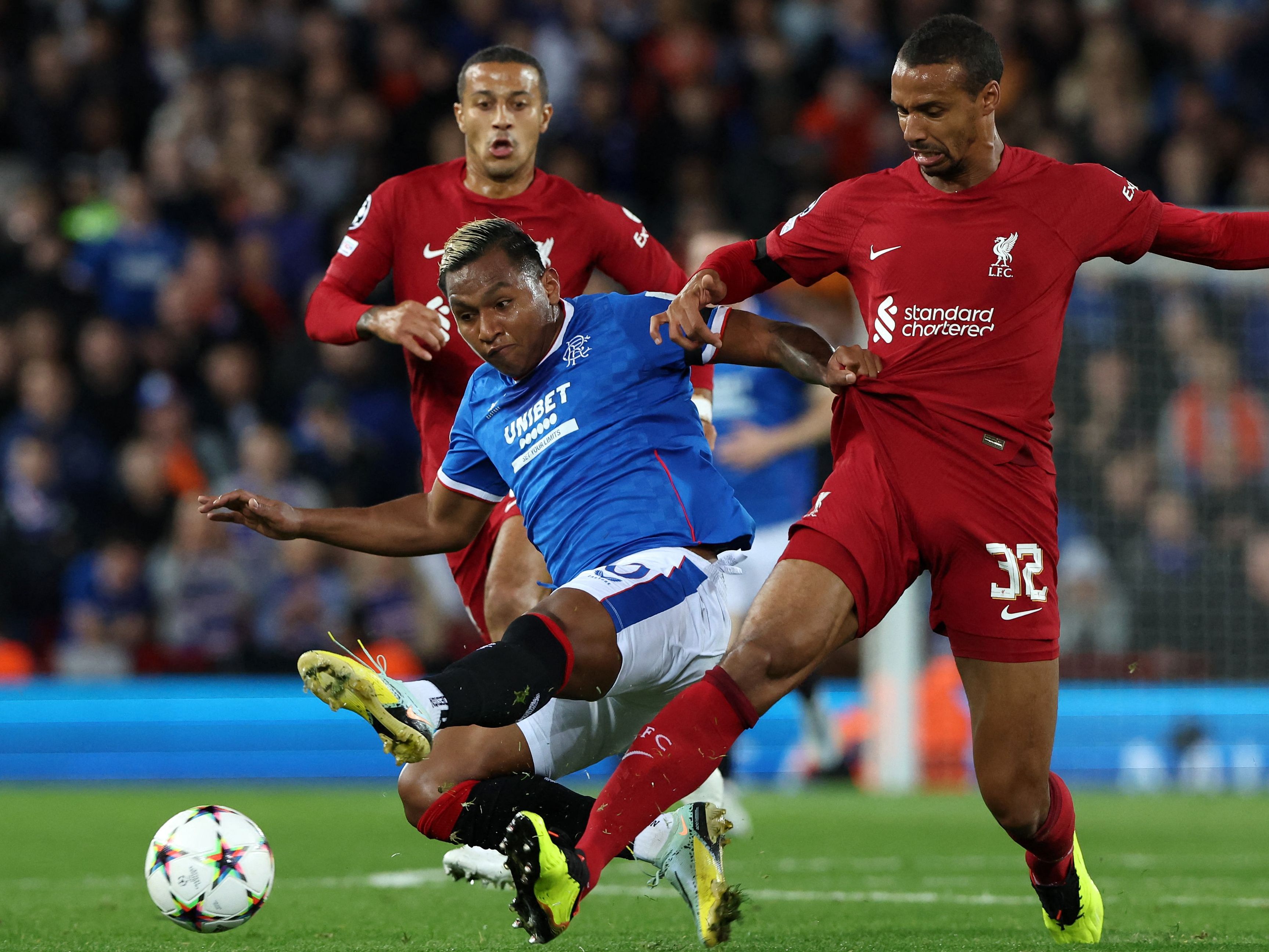 Nach einer Niederlage in der Premier League gegen Arsenal muss Liverpool am Mittwoch in der CL zu den Rangers nach Glasgow. Nach einer Niederlage in der Premier League gegen Arsenal muss Liverpool am Mittwoch in der CL zu den Rangers nach Glasgow.