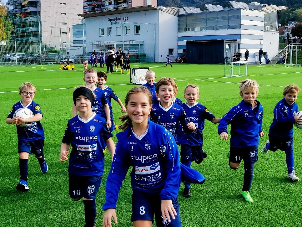 Vor allem die rund 130 fußballbegeisterten Jungs und Mädels des SV typico Lochau, von den Bambinis bis hin zur U16 samt den Inklusionskindern, freuen sich über ihren neuen Kunstrasen-Spiel- und Trainingsplatz. Vor allem die rund 130 fußballbegeisterten Jungs und Mädels des SV typico Lochau, von den Bambinis bis hin zur U16 samt den Inklusionskindern, freuen sich über ihren neuen Kunstrasen-Spiel- und Trainingsplatz.