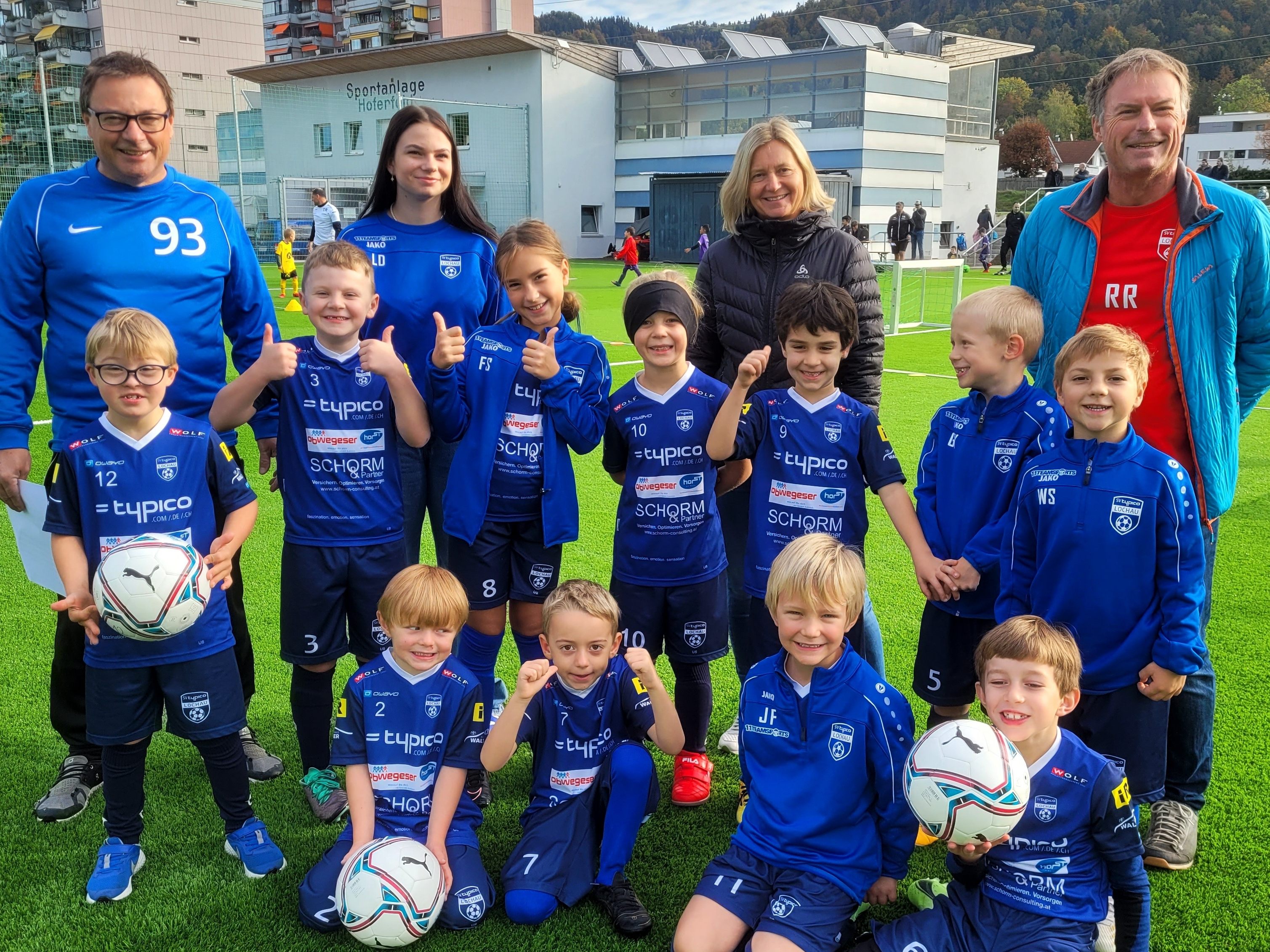 Das U8-Team des SV typico Lochau mit den Trainern Ralf Renoth, Christophorus Schmid und Kimberly Dorn sowie Heidi Rauch vom Inklusionsprojekt. Das U8-Team des SV typico Lochau mit den Trainern Ralf Renoth, Christophorus Schmid und Kimberly Dorn sowie Heidi Rauch vom Inklusionsprojekt.