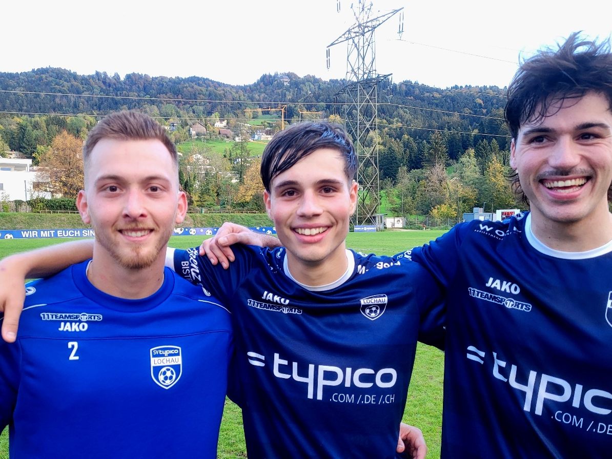 Wir gratulieren den erfolgreichen Torschützen des SV typico Lochau, im Bild von links: Marcel Ladinek, Matteo Ausserlechner (2) und Nicolai Bösch (2). Wir gratulieren den erfolgreichen Torschützen des SV typico Lochau, im Bild von links: Marcel Ladinek, Matteo Ausserlechner (2) und Nicolai Bösch (2).