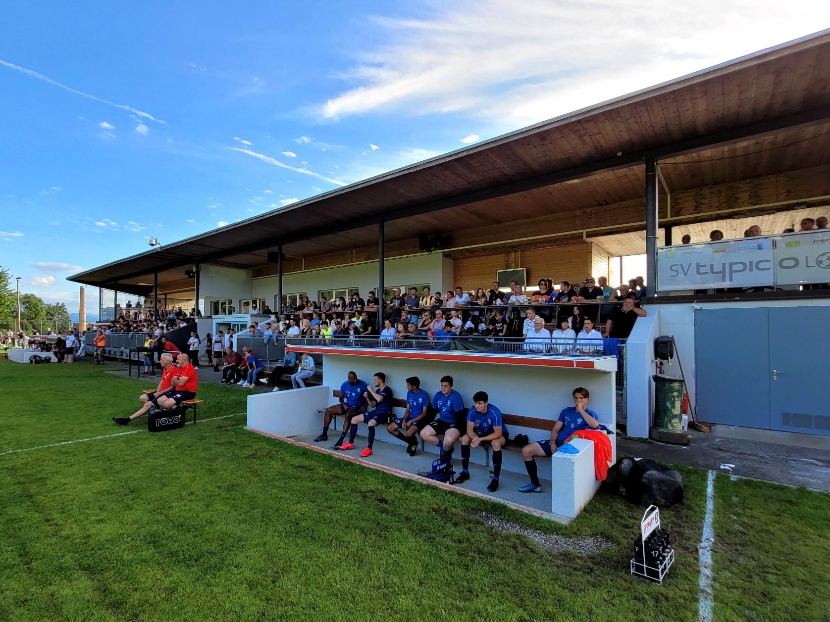 Ein volles Haus und beste Fußballstimmung. Der SV typico Lochau ladet am Wochenende herzlich zum Besuch eines Fußballspiels ein, denn die „Auswahl“ ist groß! Ein volles Haus und beste Fußballstimmung. Der SV typico Lochau ladet am Wochenende herzlich zum Besuch eines Fußballspiels ein, denn die „Auswahl“ ist groß!