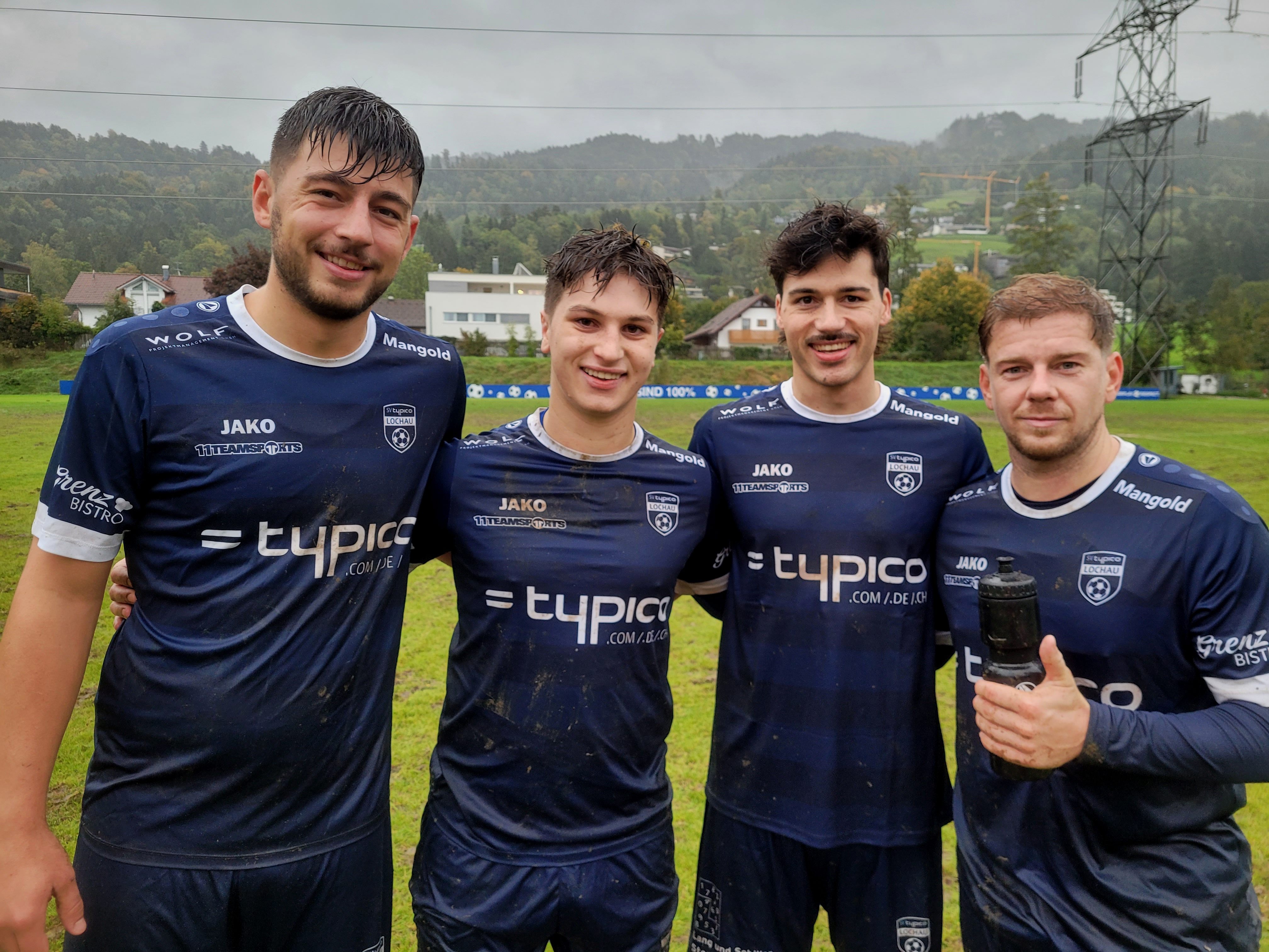 Wir gratulieren den erfolgreichen Torschützen des SV typico Lochau, im Bild von links: Kapitän Fabio Feldkircher, Rene Nesensohn, Nicolai Bösch mit drei Treffern (!) sowie Stefan Maccani. Wir gratulieren den erfolgreichen Torschützen des SV typico Lochau, im Bild von links: Kapitän Fabio Feldkircher, Rene Nesensohn, Nicolai Bösch mit drei Treffern (!) sowie Stefan Maccani.