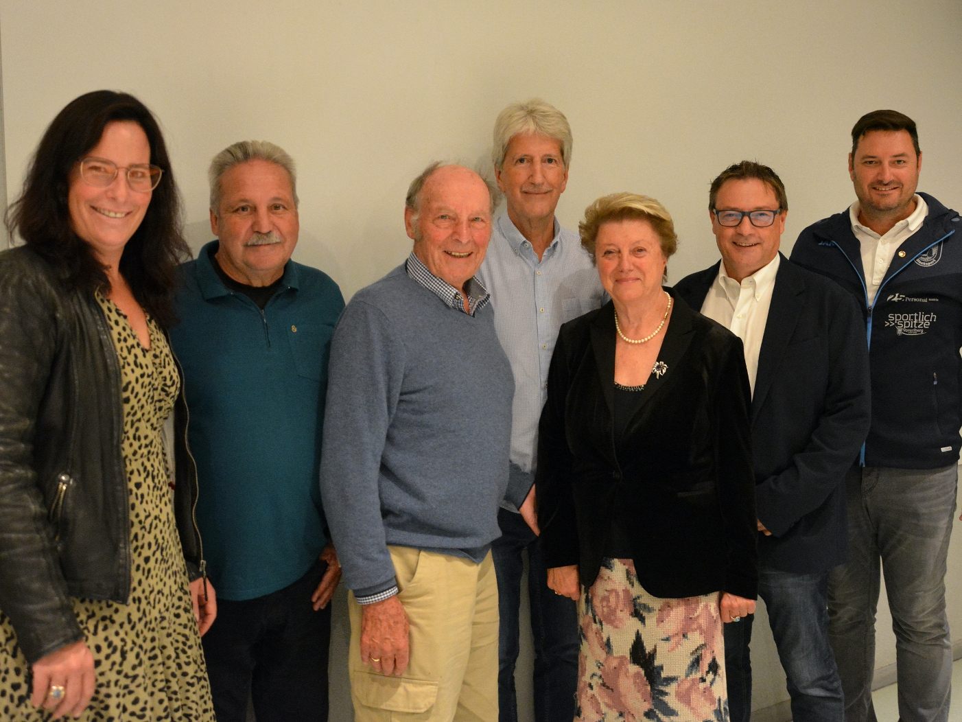 Der neue Vereinsvorstand des SV Lochau mit den beiden Ehrenobleuten, von links: Petra Böck, Norbert Fontanari, Ehrenobmann Erich Hansmann, Manfred Obexer, Ehrenobfrau Christl Gerhalter, Christophorus Schmid und Stefan Pienz. Der neue Vereinsvorstand des SV Lochau mit den beiden Ehrenobleuten, von links: Petra Böck, Norbert Fontanari, Ehrenobmann Erich Hansmann, Manfred Obexer, Ehrenobfrau Christl Gerhalter, Christophorus Schmid und Stefan Pienz.