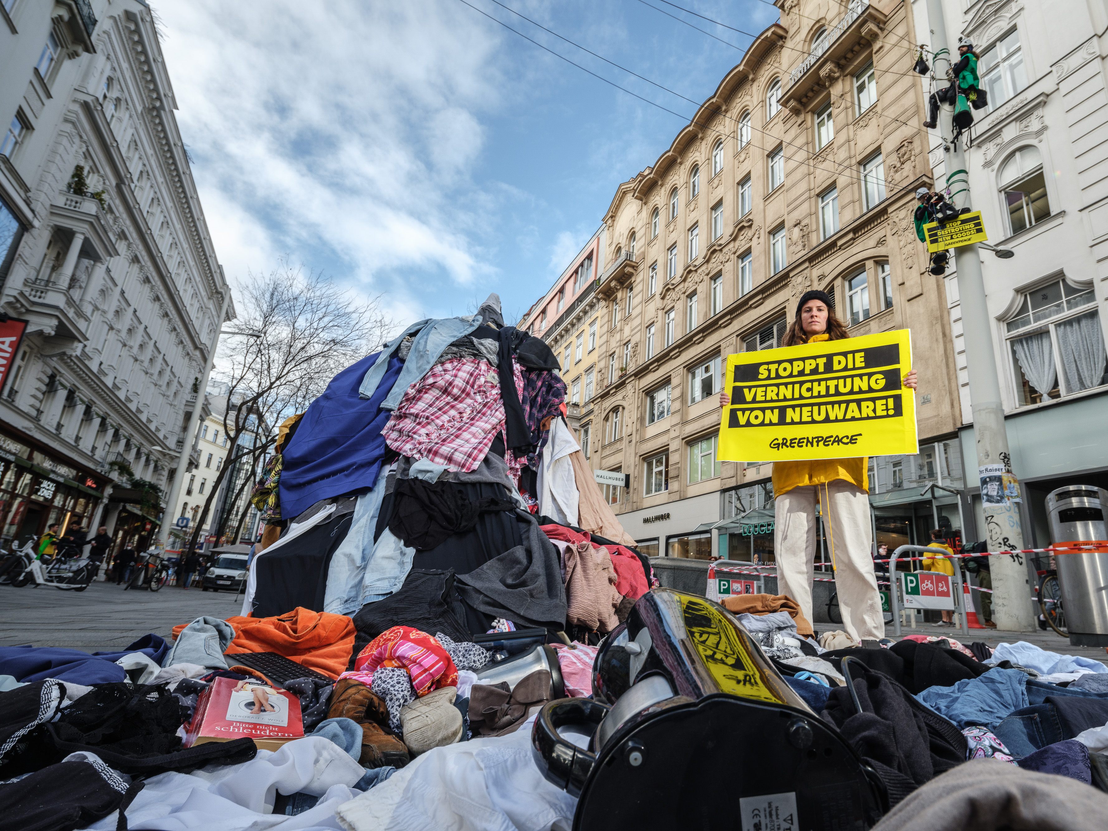 Die Aktivisten spannten ein riesiges T-Shirt über die Wiener MaHü. Die Aktivisten spannten ein riesiges T-Shirt über die Wiener MaHü.