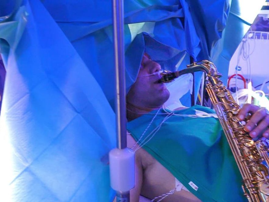 Saxofon spielen während Hirn-OP